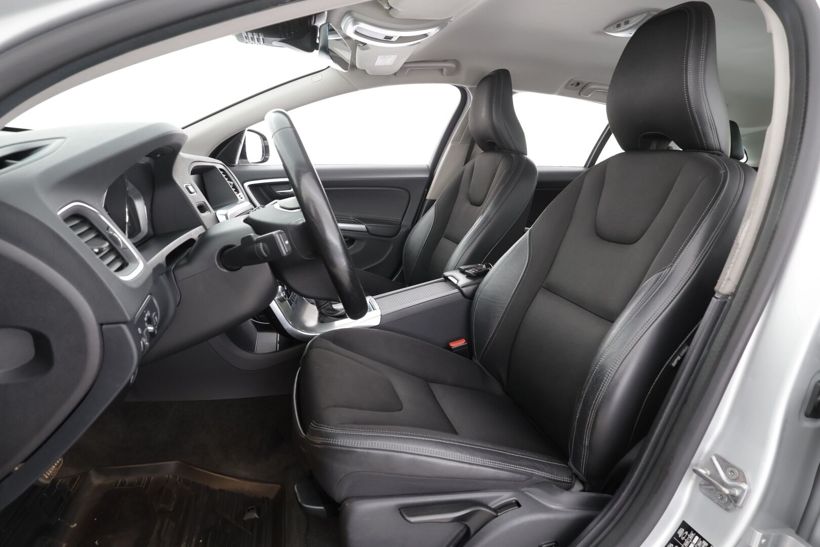 Volvo V60 Cross Country 2018 D4 AWD Business  Classic * ACC / Webasto / Aktiiv.Xenon / P.tutkat / Digimittaristo / Puolinahat / Navi * - Kahdet renkaat aluvanteilla