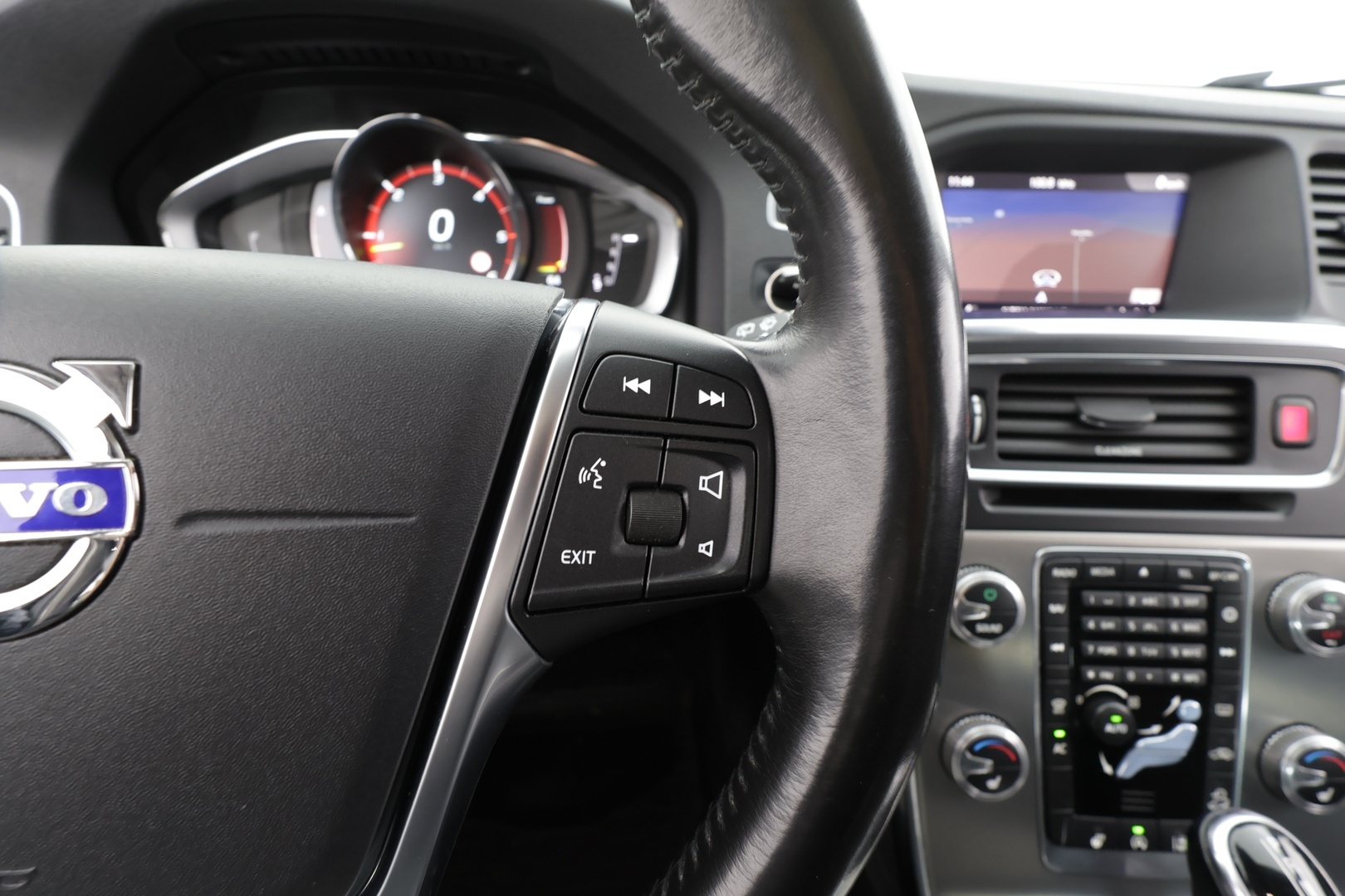 Volvo V60 Cross Country 2018 D4 AWD Business  Classic * ACC / Webasto / Aktiiv.Xenon / P.tutkat / Digimittaristo / Puolinahat / Navi * - Kahdet OEM vanteet / Ei Adblueta / Suomi-auto / Jakopää vaihdettu 2024 - HULLUT JOULUT KORKOTARJOUS 2,49% 