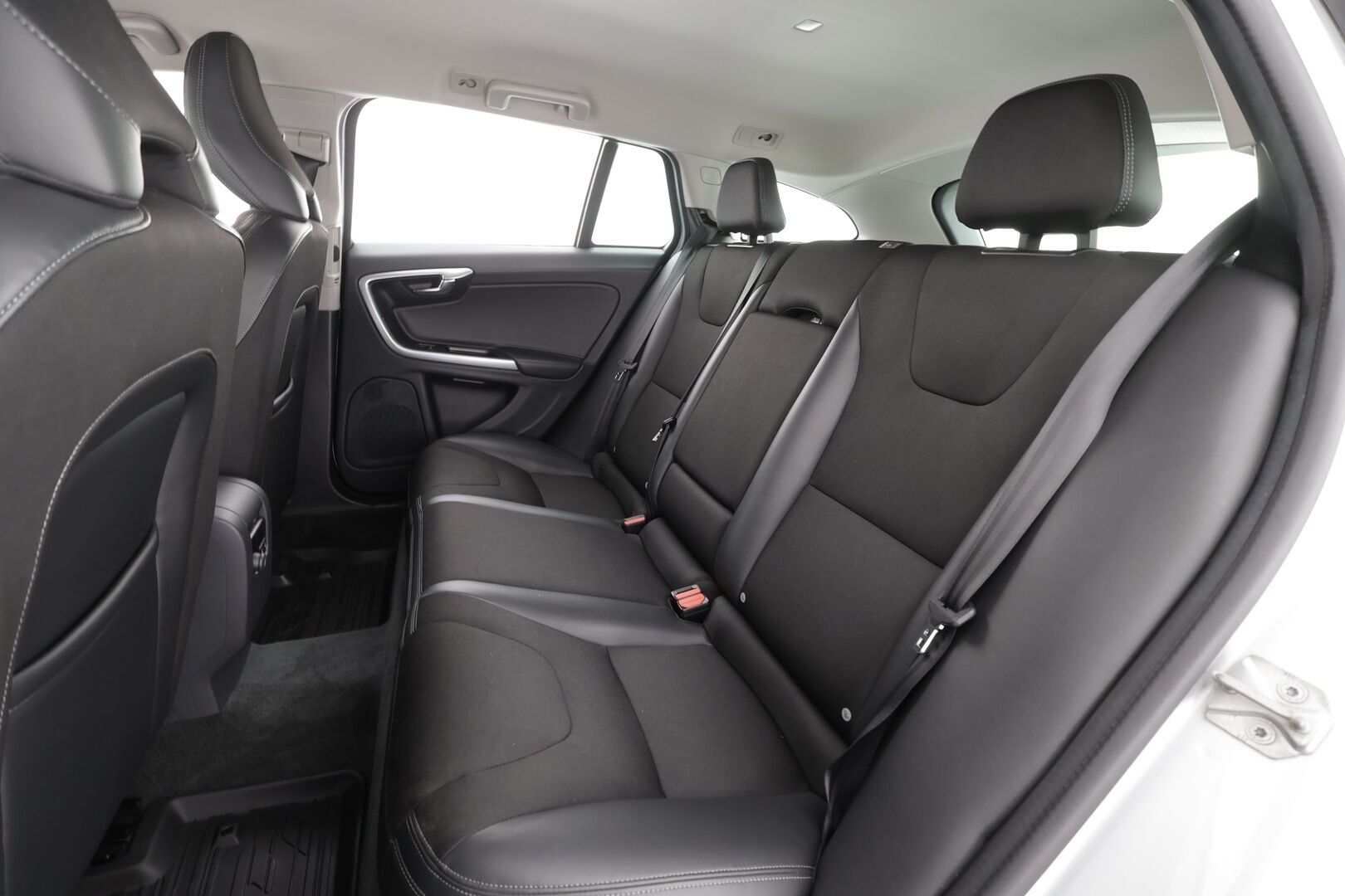 Volvo V60 Cross Country 2018 D4 AWD Business  Classic * ACC / Webasto / Aktiiv.Xenon / P.tutkat / Digimittaristo / Puolinahat / Navi * - Kahdet renkaat aluvanteilla