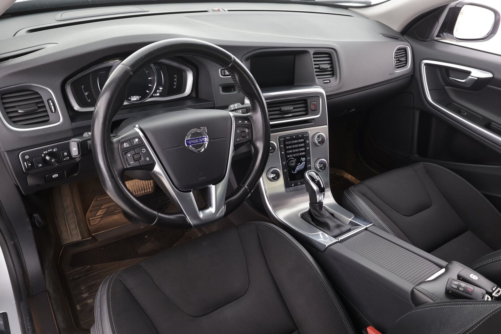 Volvo V60 Cross Country 2018 D4 AWD Business  Classic * ACC / Webasto / Aktiiv.Xenon / P.tutkat / Digimittaristo / Puolinahat / Navi * - Kahdet renkaat aluvanteilla