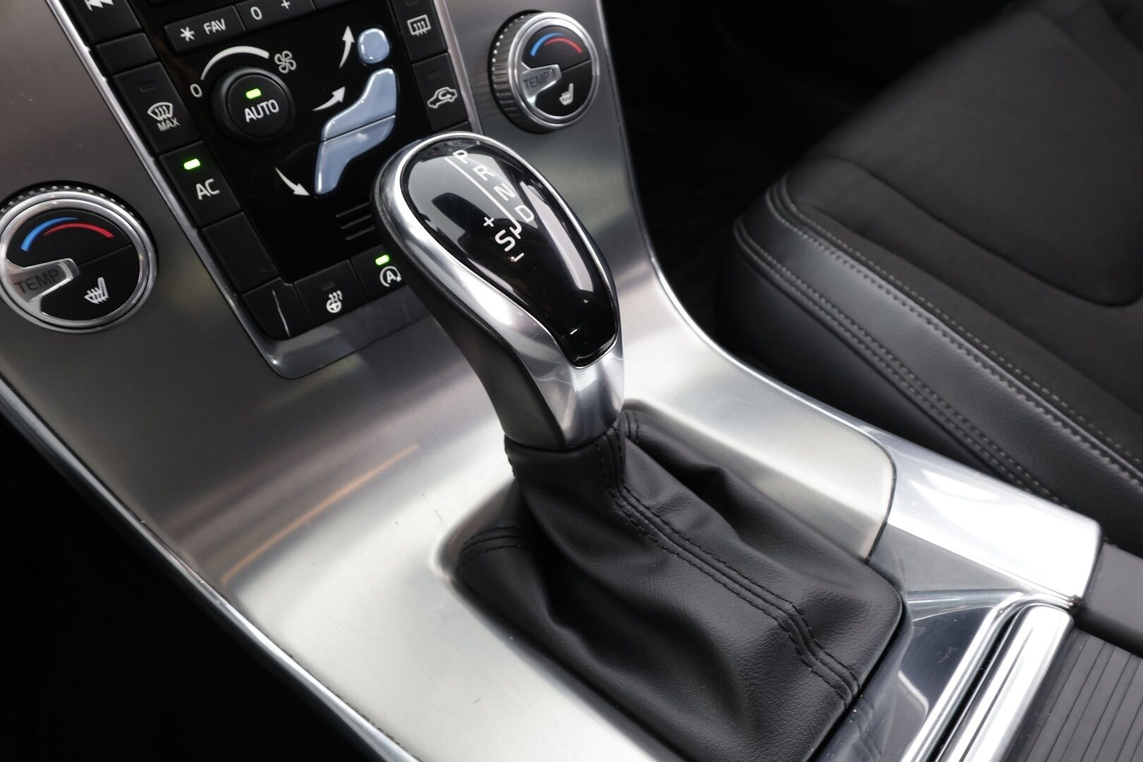 Volvo V60 Cross Country 2018 D4 AWD Business  Classic * ACC / Webasto / Aktiiv.Xenon / P.tutkat / Digimittaristo / Puolinahat / Navi * - Kahdet OEM vanteet / Ei Adblueta / Suomi-auto / Jakopää vaihdettu 2024 - HULLUT JOULUT KORKOTARJOUS 2,49% 