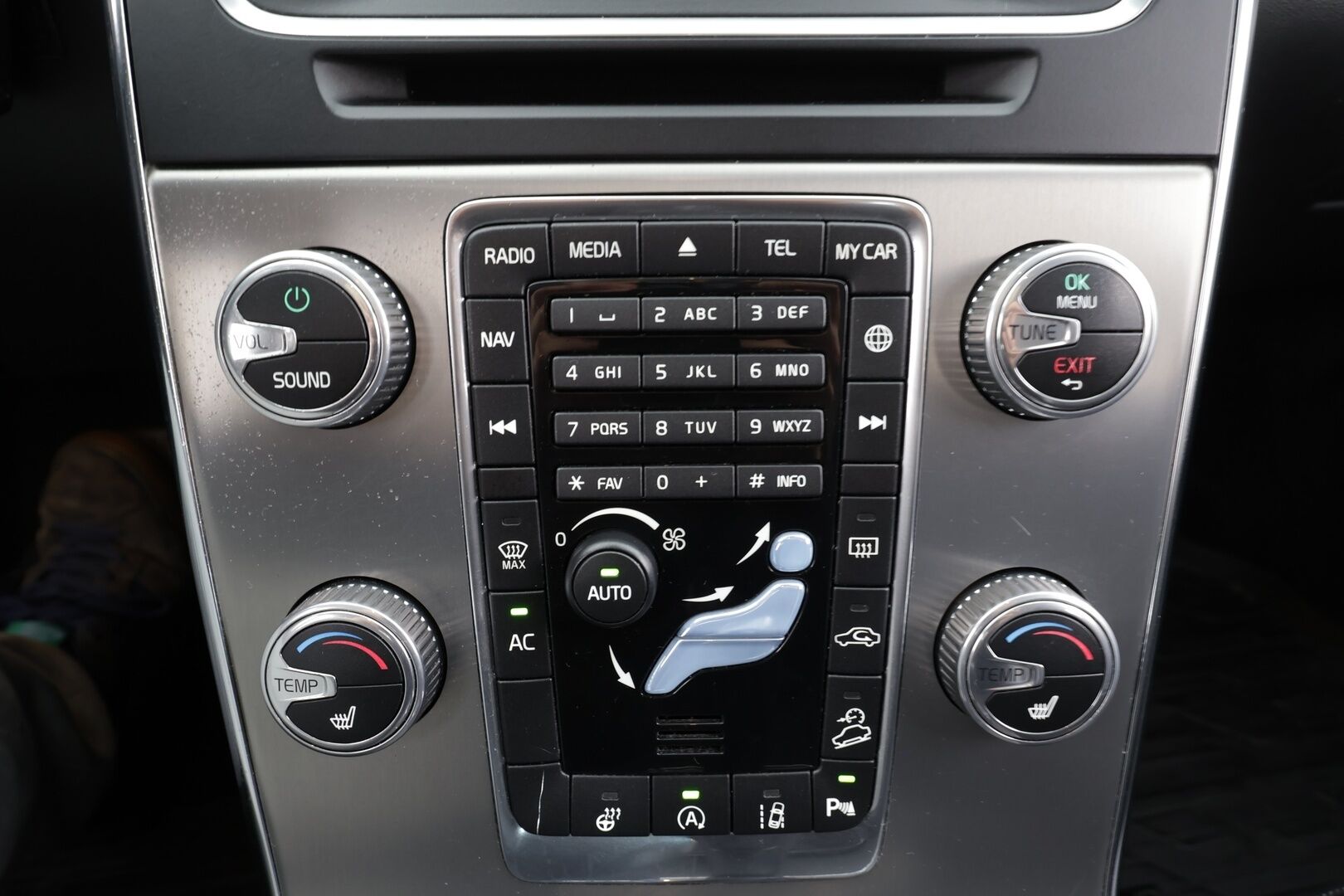 Volvo V60 Cross Country 2018 D4 AWD Business  Classic * ACC / Webasto / Aktiiv.Xenon / P.tutkat / Digimittaristo / Puolinahat / Navi * - Kahdet OEM vanteet / Ei Adblueta / Suomi-auto / Jakopää vaihdettu 2024 - HULLUT JOULUT KORKOTARJOUS 2,49% 