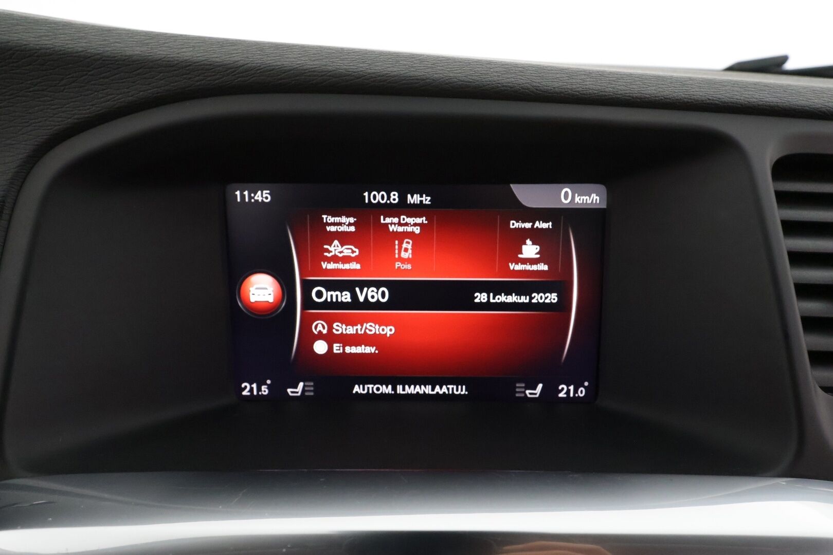 Volvo V60 Cross Country 2018 D4 AWD Business  Classic * ACC / Webasto / Aktiiv.Xenon / P.tutkat / Digimittaristo / Puolinahat / Navi * - Kahdet renkaat aluvanteilla