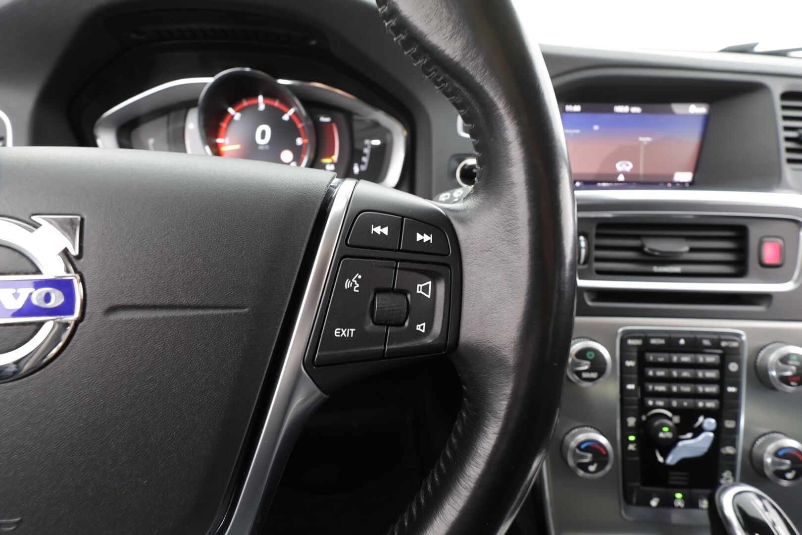 Volvo V60 Cross Country 2018 D4 AWD Business  Classic * ACC / Webasto / Aktiiv.Xenon / P.tutkat / Digimittaristo / Puolinahat / Navi * - Kahdet renkaat aluvanteilla