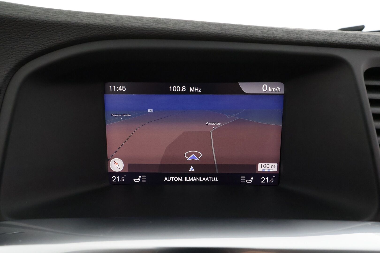 Volvo V60 Cross Country 2018 D4 AWD Business  Classic * ACC / Webasto / Aktiiv.Xenon / P.tutkat / Digimittaristo / Puolinahat / Navi * - Kahdet renkaat aluvanteilla