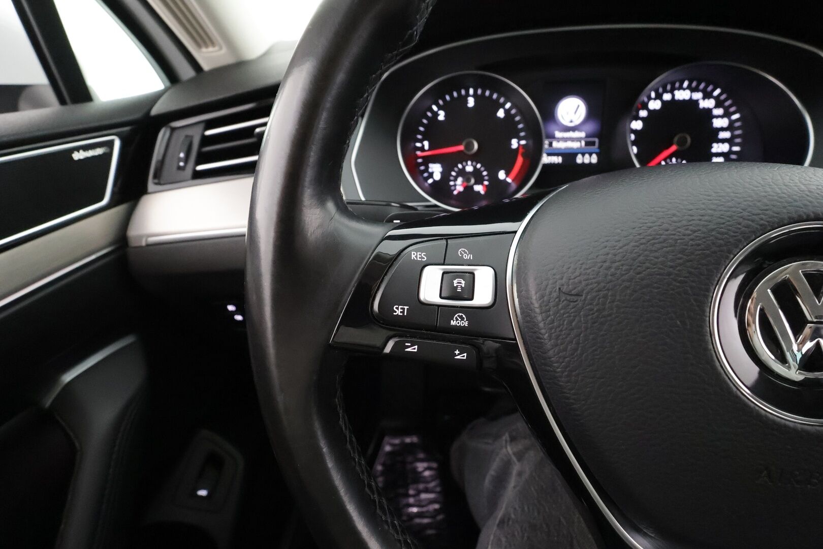 Volkswagen Passat 2017 Variant R-Line 2,0 TDI 140 kW (190 hv) DSG * ACC / Webasto / P.kamera / LED / Puolisähkö penkki / Apple & Android * - Kahdet renkaat