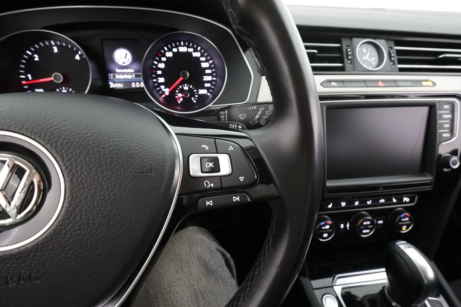 Volkswagen Passat 2017 Variant R-Line 2,0 TDI 140 kW (190 hv) DSG * ACC / Webasto / P.kamera / LED / Puolisähkö penkki / Apple & Android * - Kahdet renkaat