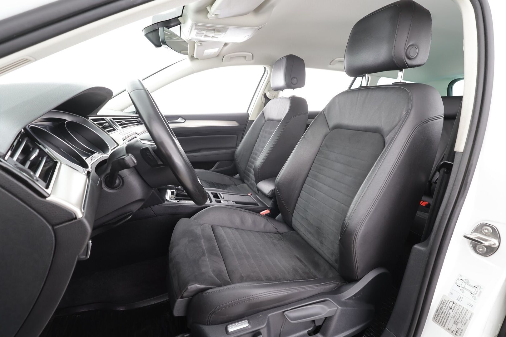 Volkswagen Passat 2017 Variant R-Line 2,0 TDI 140 kW (190 hv) DSG * ACC / Webasto / P.kamera / LED / Puolisähkö penkki / Apple & Android * - Kahdet renkaat