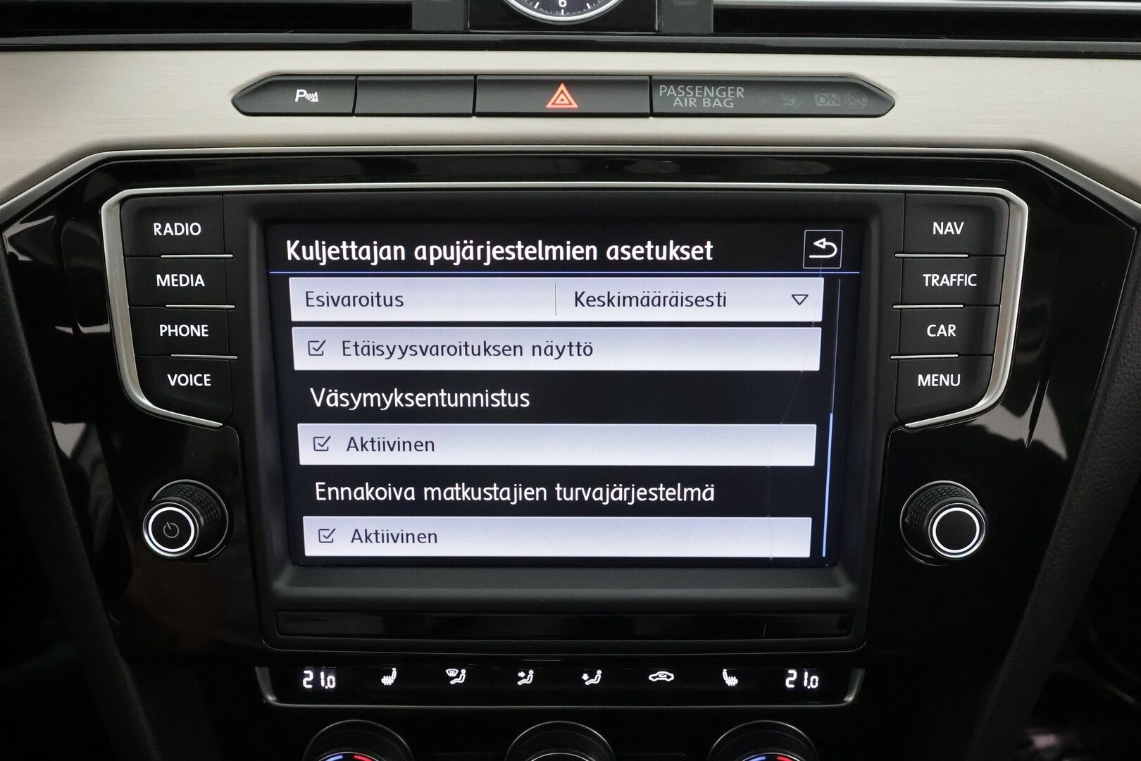 Volkswagen Passat 2017 Variant R-Line 2,0 TDI 140 kW (190 hv) DSG * ACC / Webasto / P.kamera / LED / Puolisähkö penkki / Apple & Android * - Kahdet renkaat