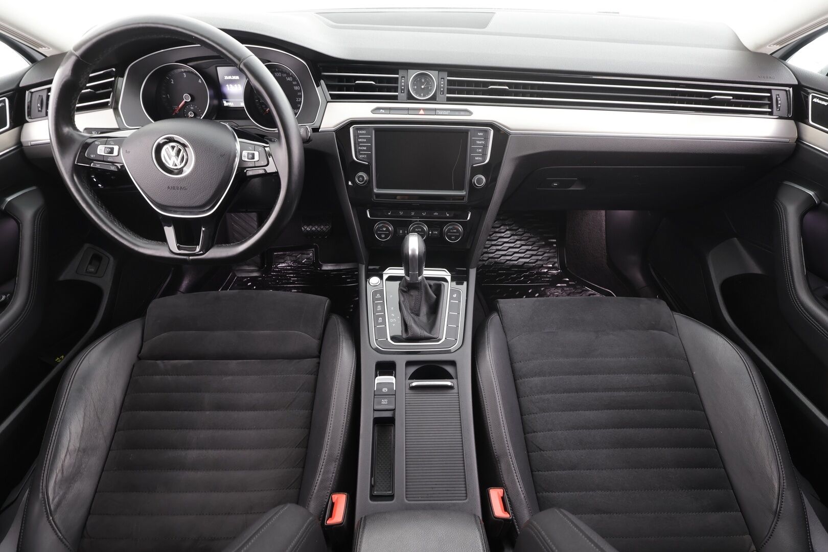 Volkswagen Passat 2017 Variant R-Line 2,0 TDI 140 kW (190 hv) DSG * ACC / Webasto / P.kamera / LED / Puolisähkö penkki / Apple & Android * - Kahdet renkaat