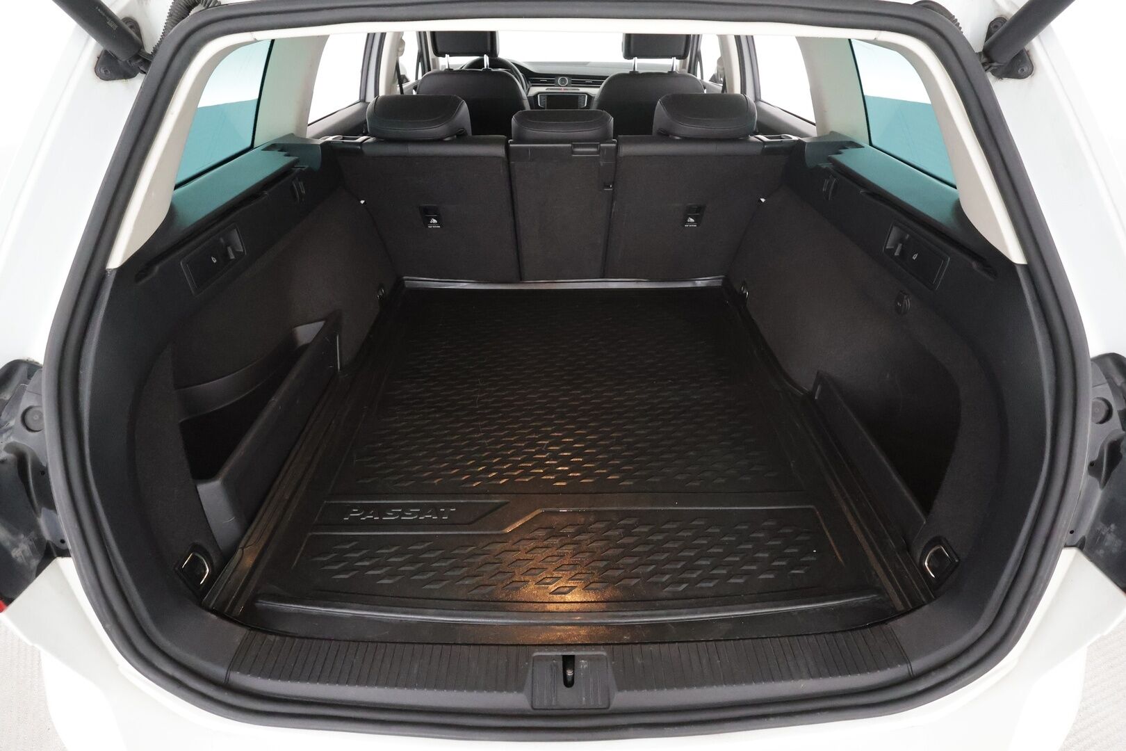 Volkswagen Passat 2017 Variant R-Line 2,0 TDI 140 kW (190 hv) DSG * ACC / Webasto / P.kamera / LED / Puolisähkö penkki / Apple & Android * - Kahdet renkaat