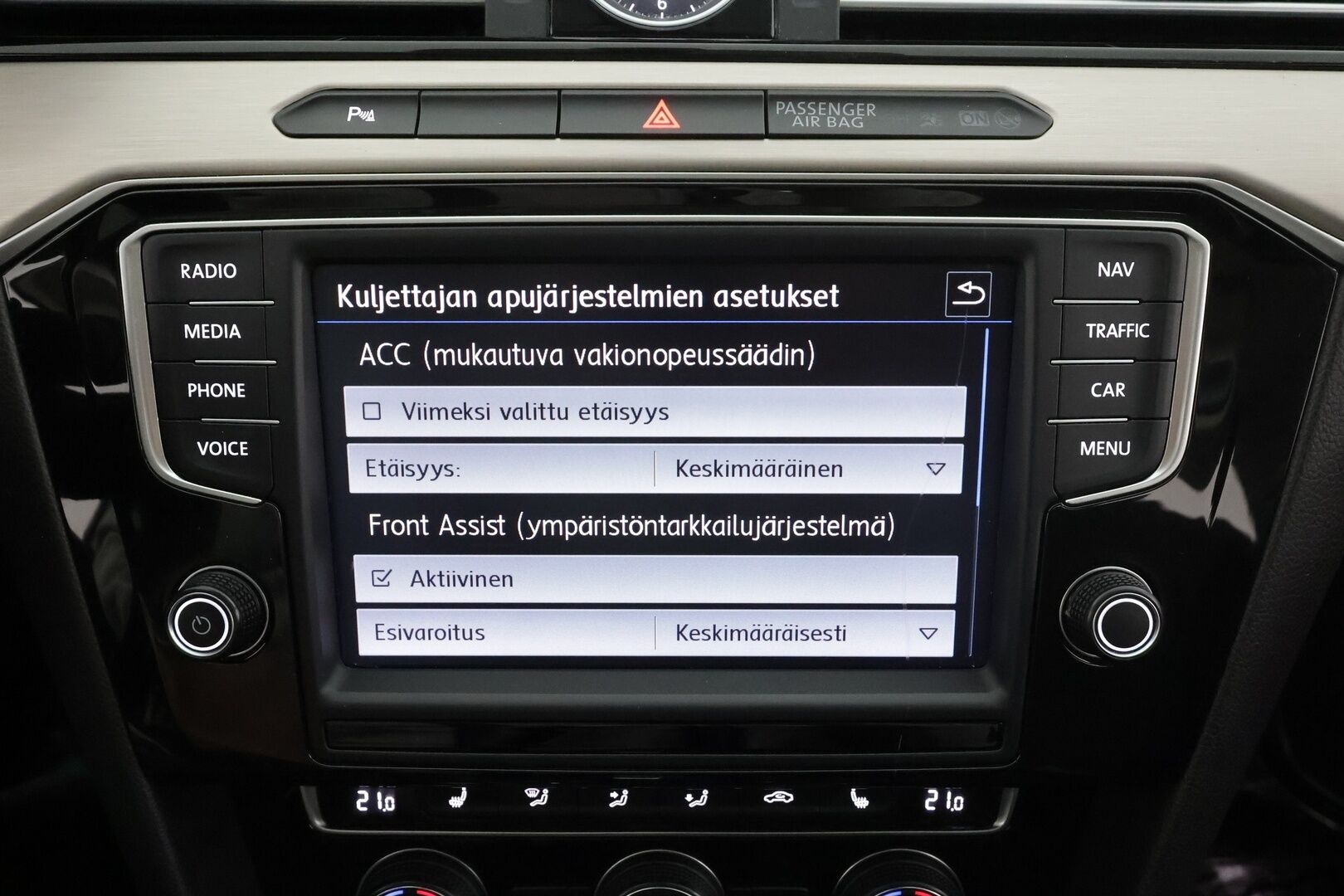 Volkswagen Passat 2017 Variant R-Line 2,0 TDI 140 kW (190 hv) DSG * ACC / Webasto / P.kamera / LED / Puolisähkö penkki / Apple & Android * - Kahdet renkaat
