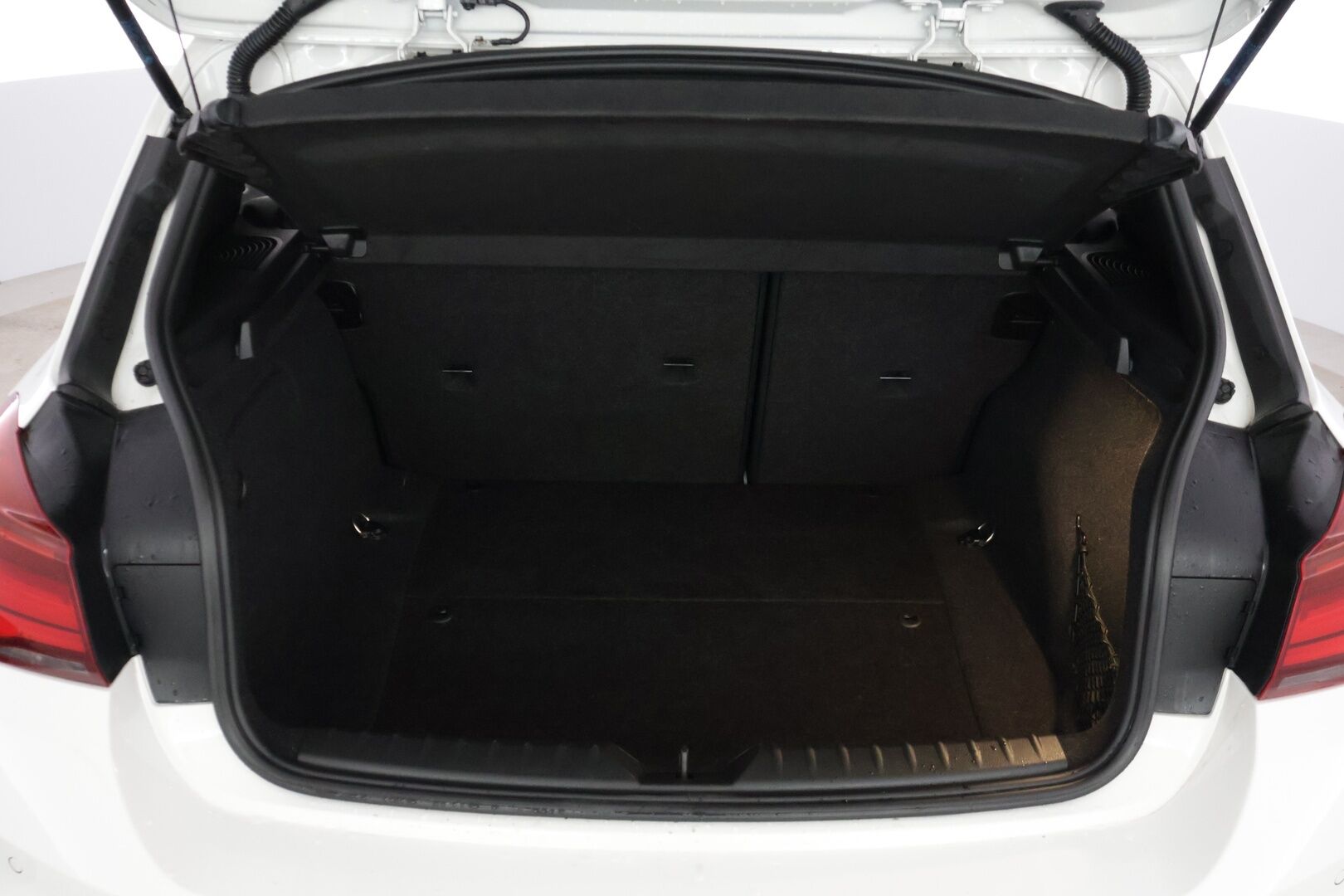 BMW 118 2019 F20 Hatchback 118i A Automatic Edition M Sport / Lohko+sisäpuhallin / Sporttinahat / Tutkat / Vakkari / Navi / LED-valot - Kaksilla aluvanteilla! / Särmä huoltohistoria! - Osta nyt, maksa vasta ensi vuonna