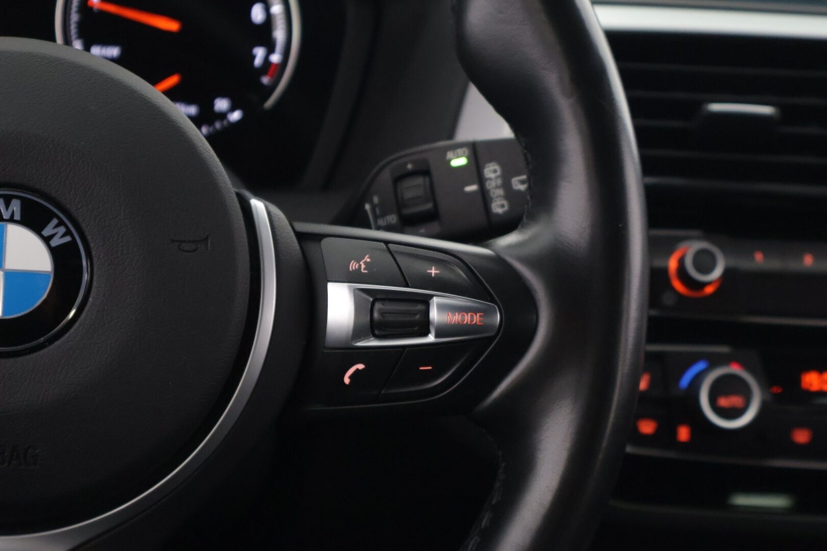 BMW 118 2019 F20 Hatchback 118i A Automatic Edition M Sport / Lohko+sisäpuhallin / Sporttinahat / Tutkat / Vakkari / Navi / LED-valot - Kaksilla aluvanteilla! / Särmä huoltohistoria! - Osta nyt, maksa vasta ensi vuonna