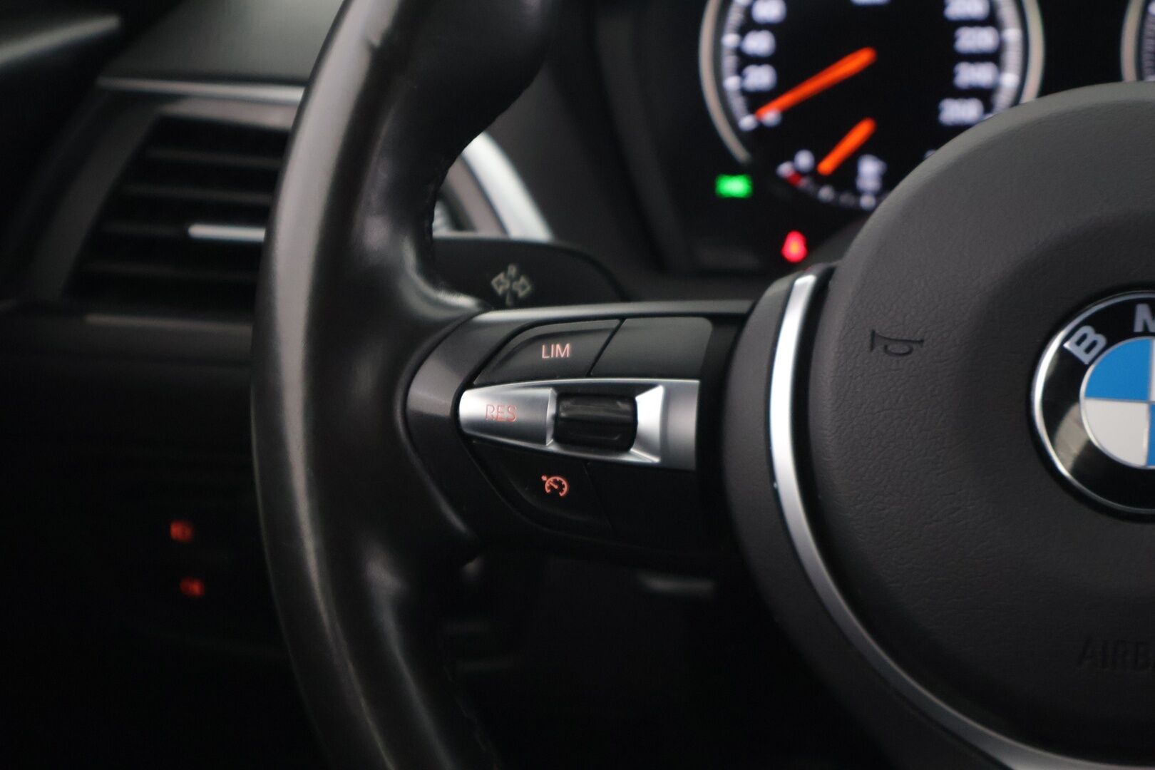 BMW 118 2019 F20 Hatchback 118i A Automatic Edition M Sport / Lohko+sisäpuhallin / Sporttinahat / Tutkat / Vakkari / Navi / LED-valot - Kaksilla aluvanteilla! / Särmä huoltohistoria! - Osta nyt, maksa vasta ensi vuonna