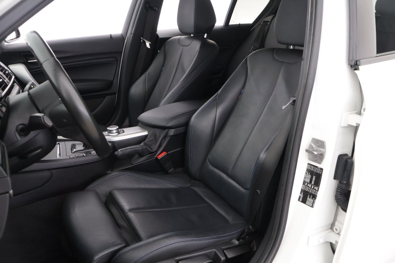 BMW 118 2019 F20 Hatchback 118i A Automatic Edition M Sport / Lohko+sisäpuhallin / Sporttinahat / Tutkat / Vakkari / Navi / LED-valot - Kaksilla aluvanteilla! / Särmä huoltohistoria! - Osta nyt, maksa vasta ensi vuonna