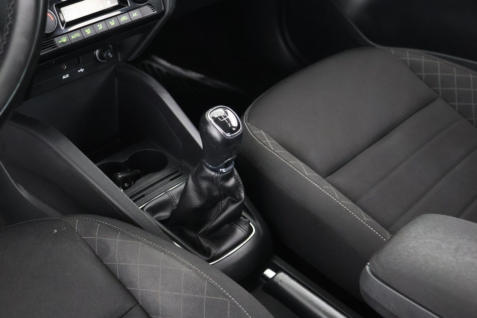 Skoda Fabia 2016 1,2 TSI 85 Elegance - Vakkari | P. Tutkat | Lohko+Sisäpistoke | Bluetooth