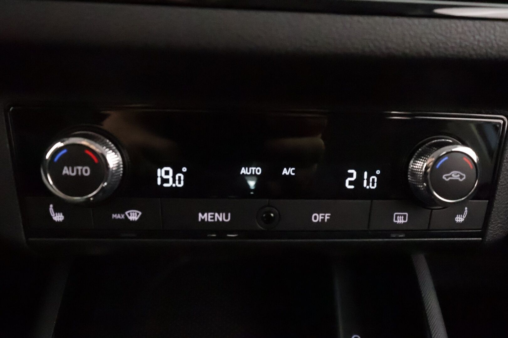Skoda Kamiq 2020 1,5 TSI Ambition DSG Autom. - | Webasto | LED | Lane Assist | Side Assist | Vakkari | Keyless | P.tutkat | Lämm. ratti | Lämm. tuulilasi | SmartLink | Aut. ilmastointi | 2x renkaat aluin 