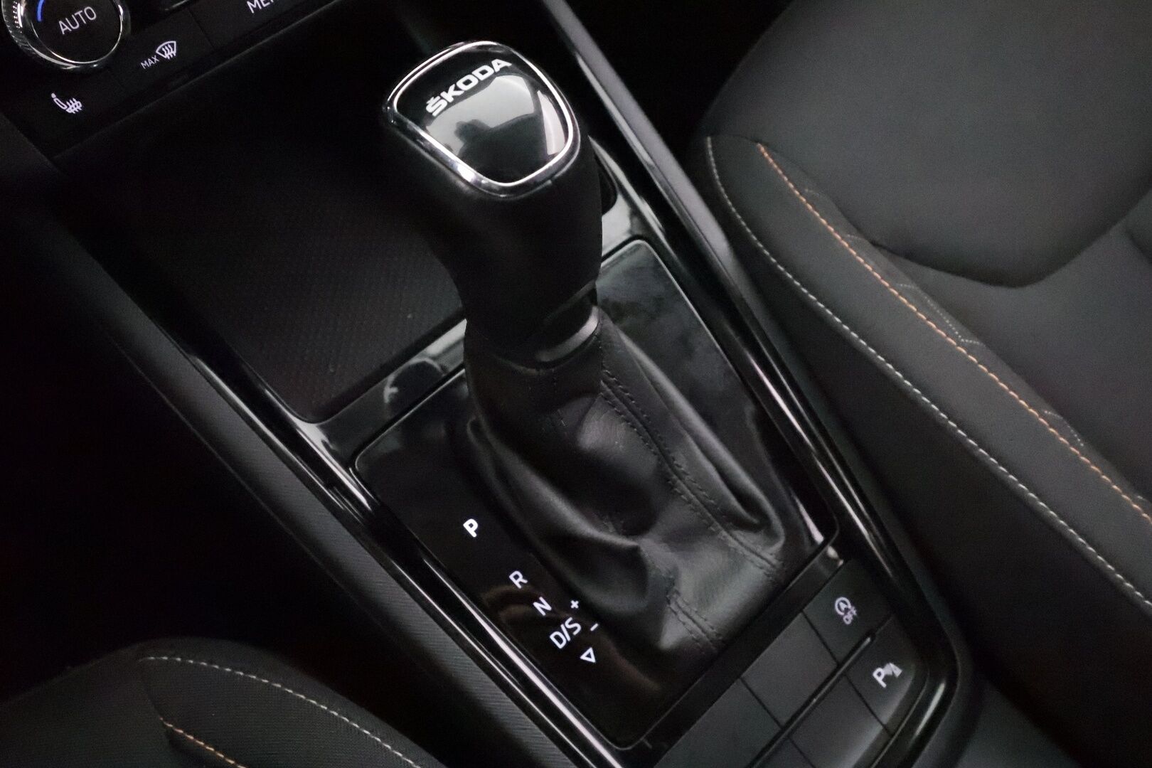 Skoda Kamiq 2020 1,5 TSI Ambition DSG Autom. - | Webasto | LED | Lane Assist | Side Assist | Vakkari | Keyless | P.tutkat | Lämm. ratti | Lämm. tuulilasi | SmartLink | Aut. ilmastointi | 2x renkaat aluin 