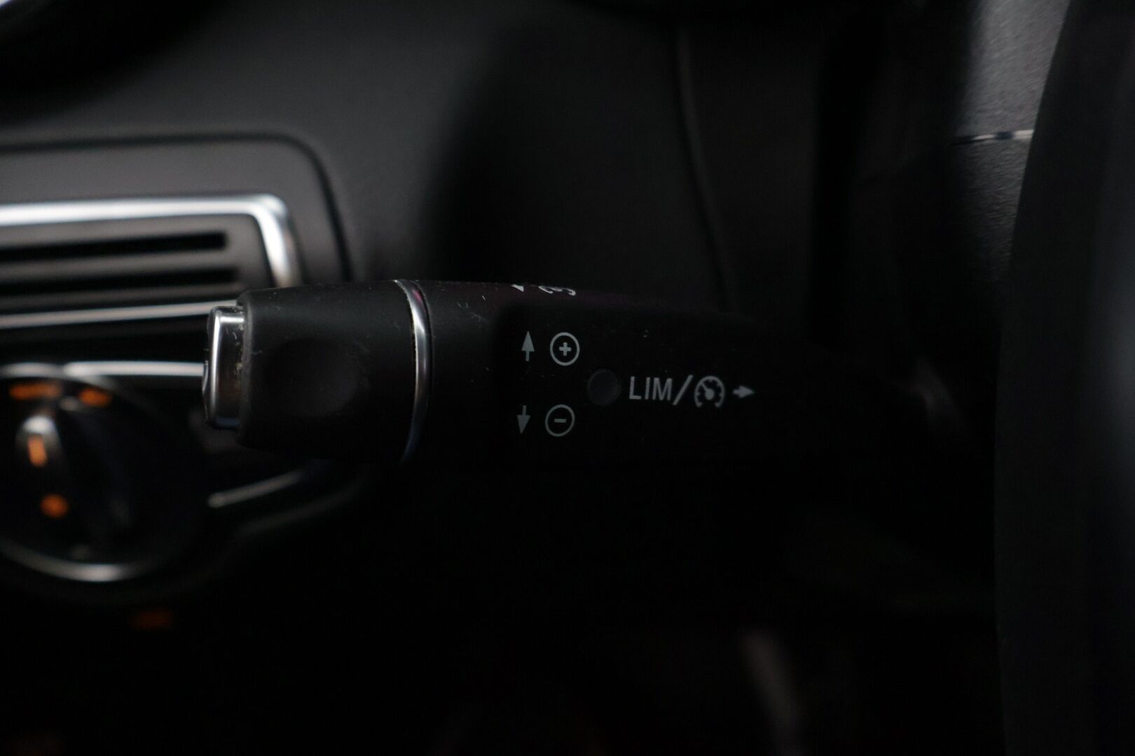 Mercedes-Benz GLC 2017 350 e 4Matic A Premium Business AMG *Night Package / Nahka-alcantara / Vakkari / Koukku / P. Tutkat* - Näyttävällä AMG- paketilla! / Kahdet renkaat omilla alumiinivanteilla! 