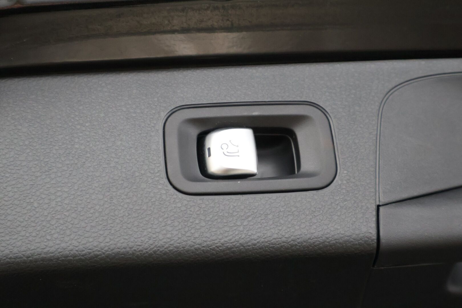 Mercedes-Benz GLC 2017 350 e 4Matic A Premium Business AMG * Nahka-alcantarat / Vakkari / Koukku / P.tutkat / Neliveto * - Näyttävä AMG paketilla! / Kahdet renkaat omilla alumiinivanteilla! - Osta nyt, maksa vasta ensi vuonna