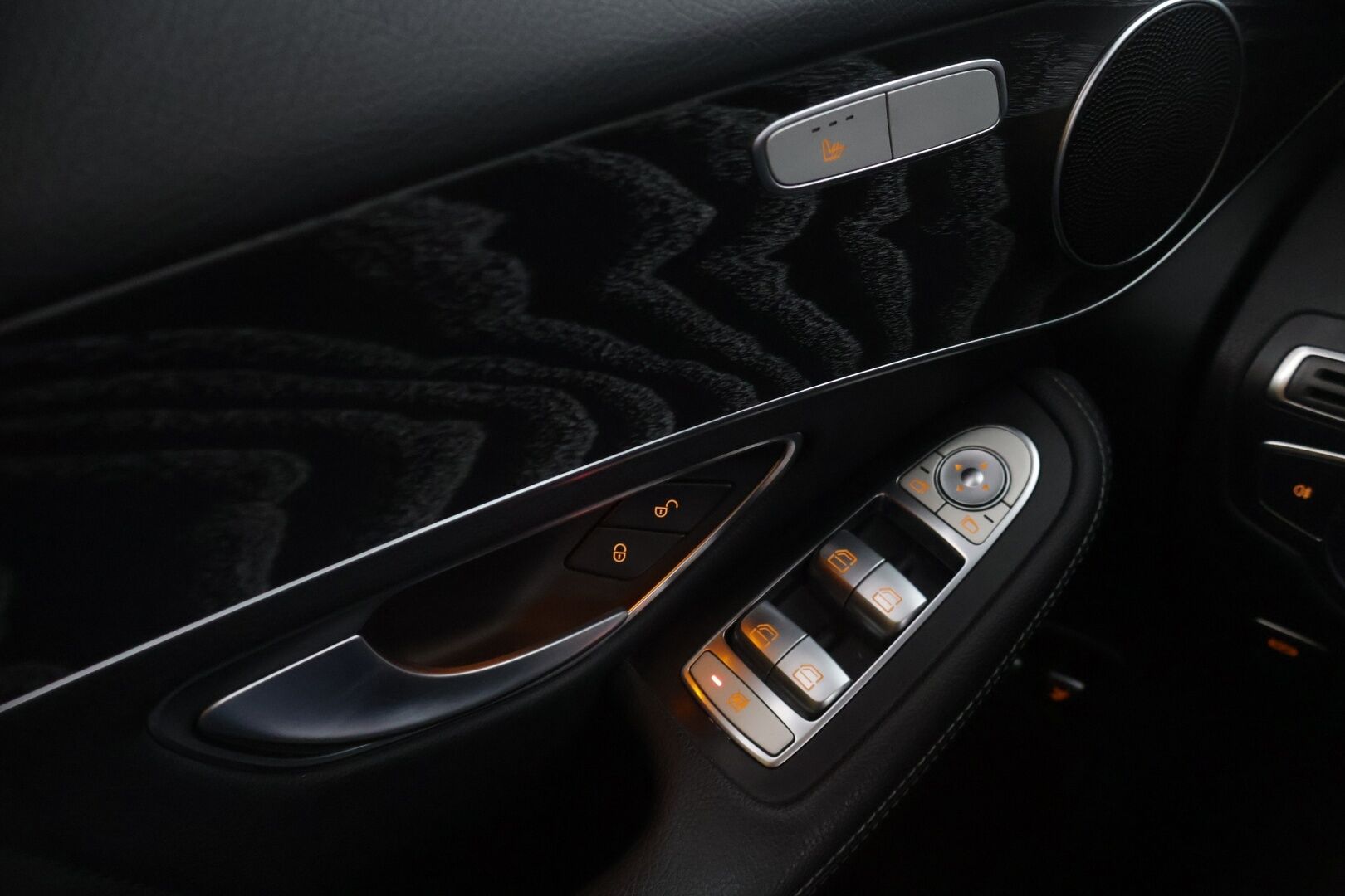 Mercedes-Benz GLC 2017 350 e 4Matic A Premium Business AMG * Nahka-alcantarat / Vakkari / Koukku / P.tutkat / Neliveto * - Näyttävä AMG paketilla! / Kahdet renkaat omilla alumiinivanteilla! - HULLUT VÄLIPÄIVÄT KORKOTARJOUS 2,49%