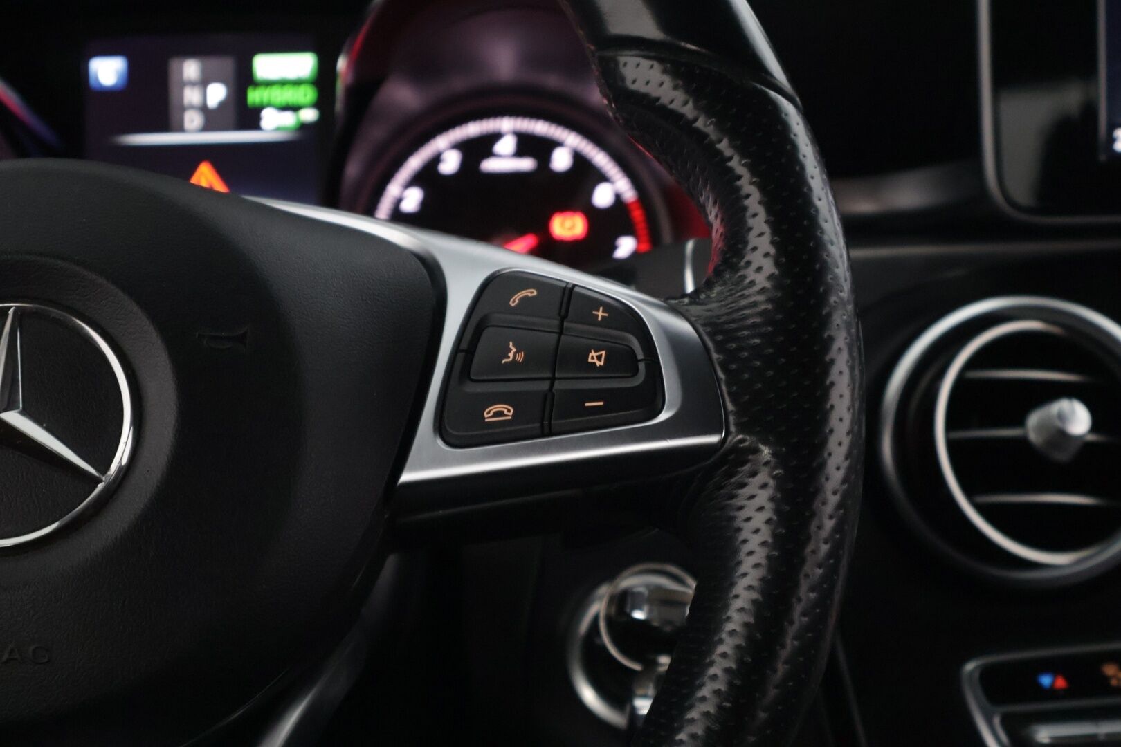 Mercedes-Benz GLC 2017 350 e 4Matic A Premium Business AMG * Nahka-alcantarat / Vakkari / Koukku / P.tutkat / Neliveto * - Näyttävä AMG paketilla! / Kahdet renkaat omilla alumiinivanteilla! - HULLUT VÄLIPÄIVÄT KORKOTARJOUS 2,49%