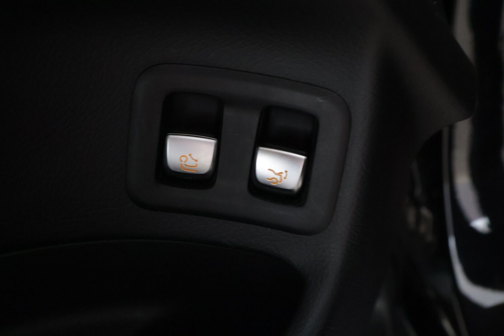 Mercedes-Benz GLC 2017 350 e 4Matic A Premium Business AMG *Night Package / Nahka-alcantara / Vakkari / Koukku / P. Tutkat* - Näyttävällä AMG- paketilla! / Kahdet renkaat omilla alumiinivanteilla! 