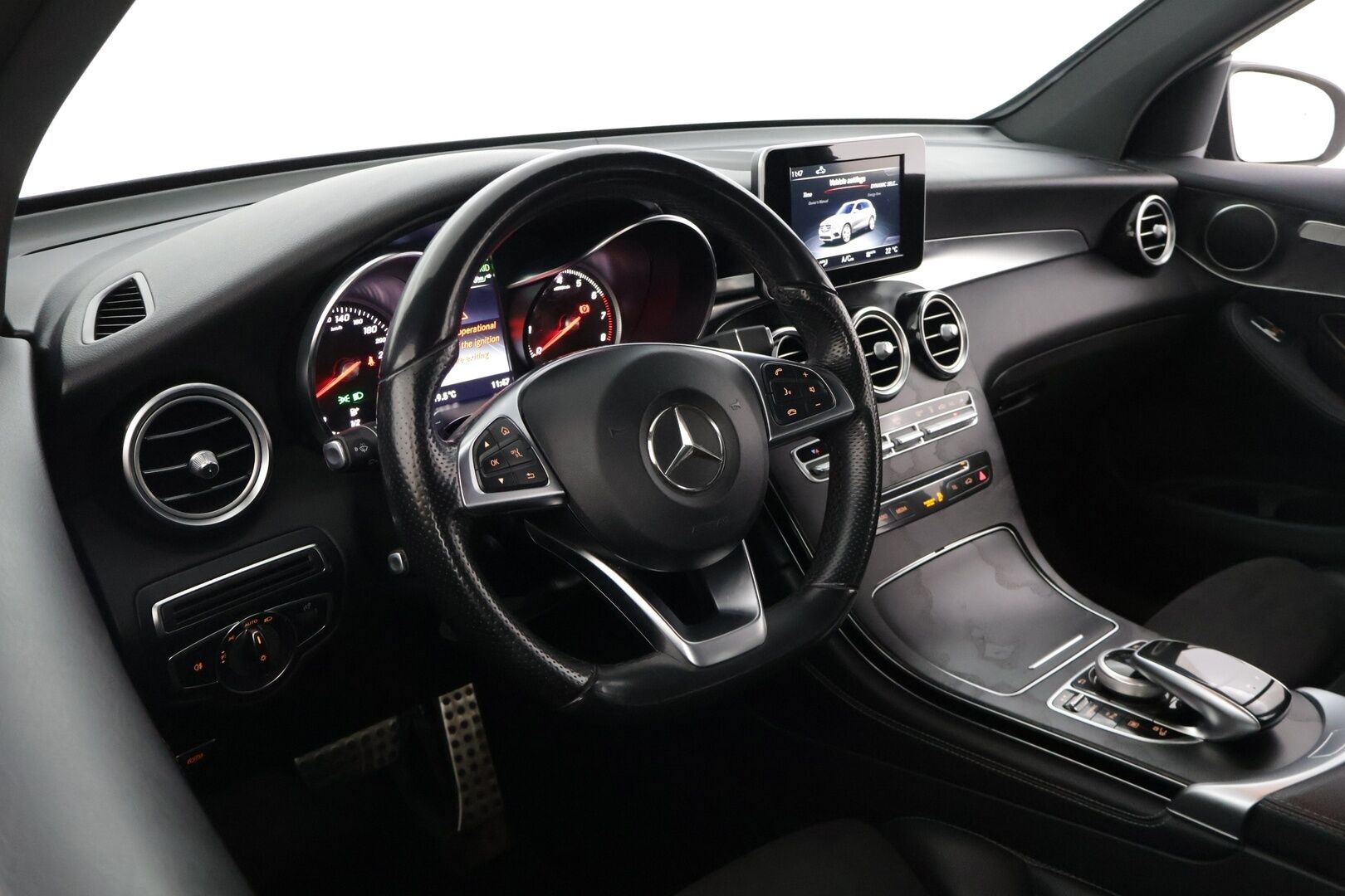 Mercedes-Benz GLC 2017 350 e 4Matic A Premium Business AMG* Nahka-alcantarat / Vakkari / Koukku / P.tutkat / Sähkökontti * - * Kahdet renkaat omilla alumiinivanteilla! *