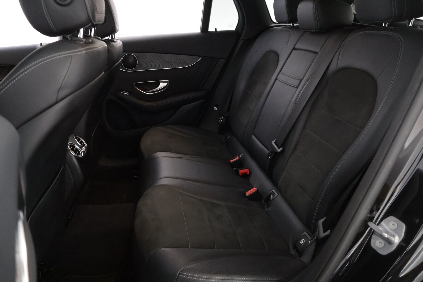 Mercedes-Benz GLC 2017 350 e 4Matic A Premium Business AMG* Nahka-alcantarat / Vakkari / Koukku / P.tutkat / Sähkökontti * - * Kahdet renkaat omilla alumiinivanteilla! *