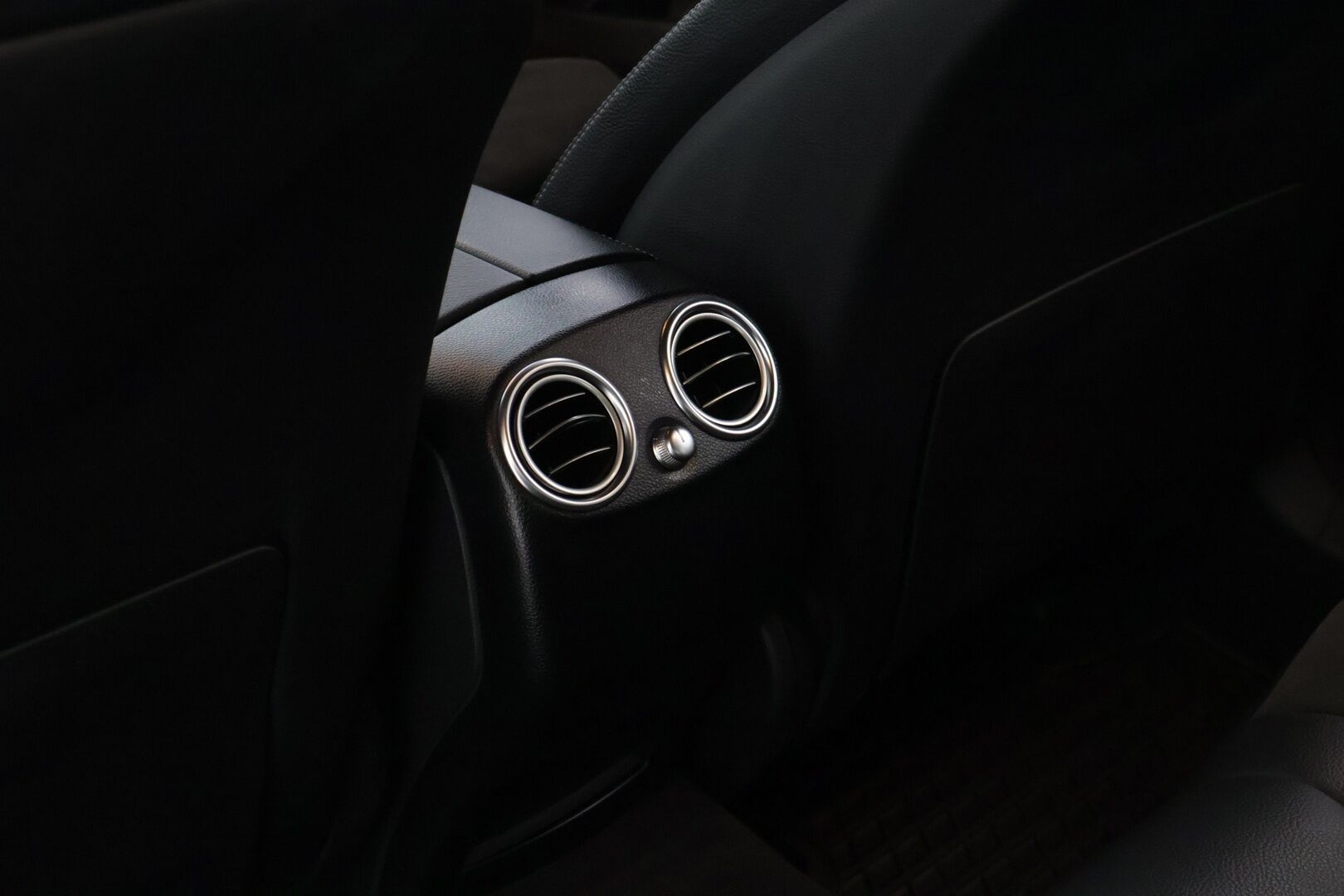 Mercedes-Benz GLC 2017 350 e 4Matic A Premium Business AMG * Nahka-alcantarat / Vakkari / Koukku / P.tutkat / Neliveto * - Näyttävä AMG paketilla! / Kahdet renkaat omilla alumiinivanteilla! - Osta nyt, maksa vasta ensi vuonna