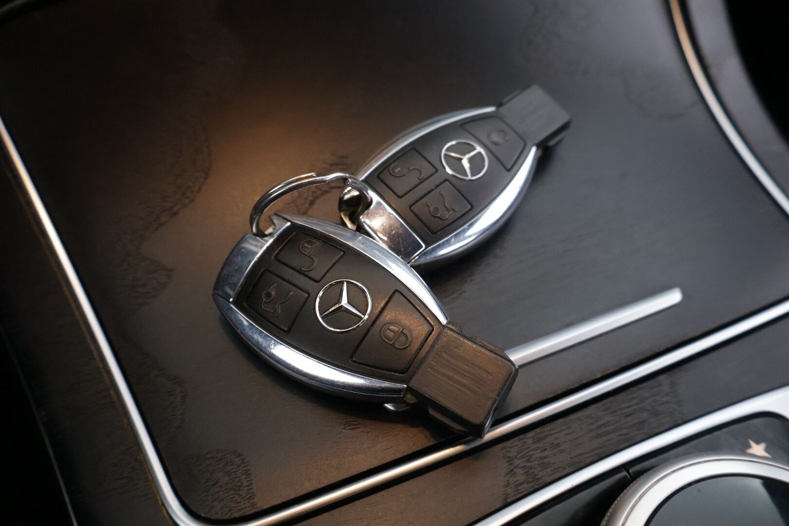 Mercedes-Benz GLC 2017 350 e 4Matic A Premium Business AMG* Nahka-alcantarat / Vakkari / Koukku / P.tutkat / Sähkökontti * - * Kahdet renkaat omilla alumiinivanteilla! *