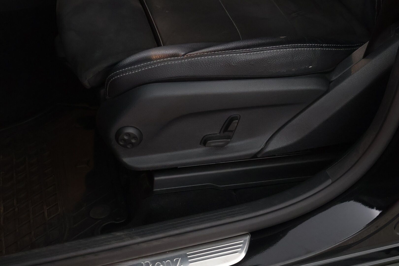 Mercedes-Benz GLC 2017 350 e 4Matic A Premium Business AMG *Night Package / Nahka-alcantara / Vakkari / Koukku / P. Tutkat* - Näyttävällä AMG- paketilla! / Kahdet renkaat omilla alumiinivanteilla! 