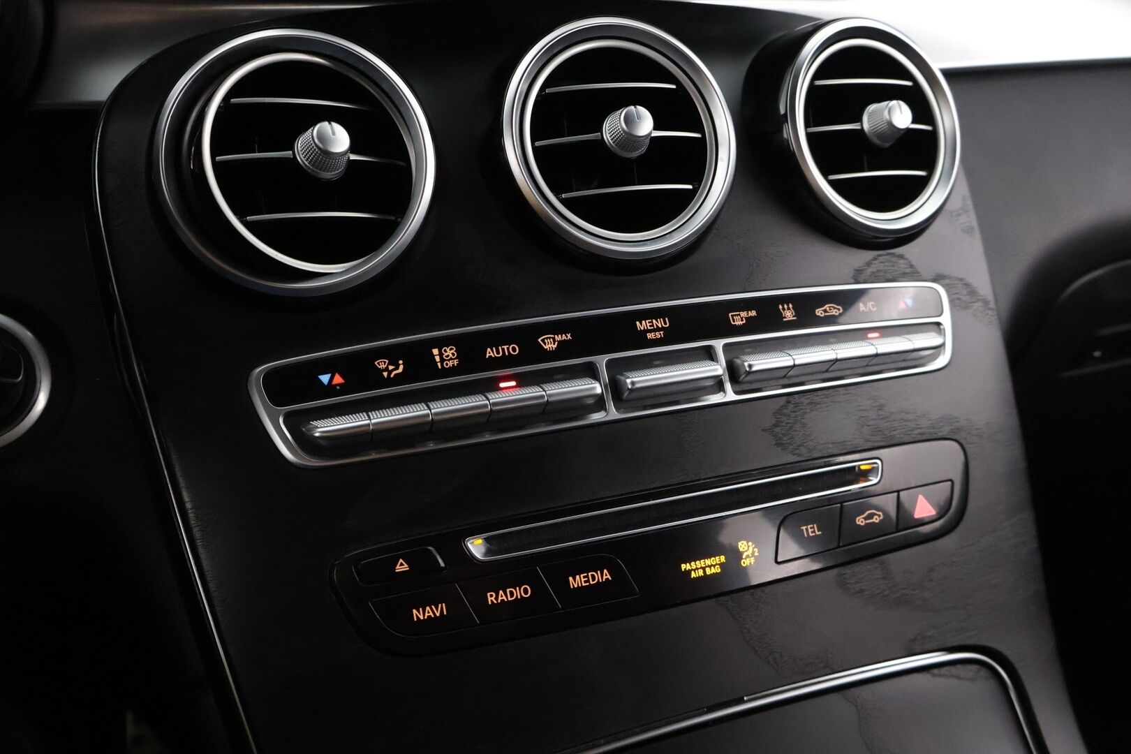 Mercedes-Benz GLC 2017 350 e 4Matic A Premium Business AMG* Nahka-alcantarat / Vakkari / Koukku / P.tutkat / Sähkökontti * - * Kahdet renkaat omilla alumiinivanteilla! *