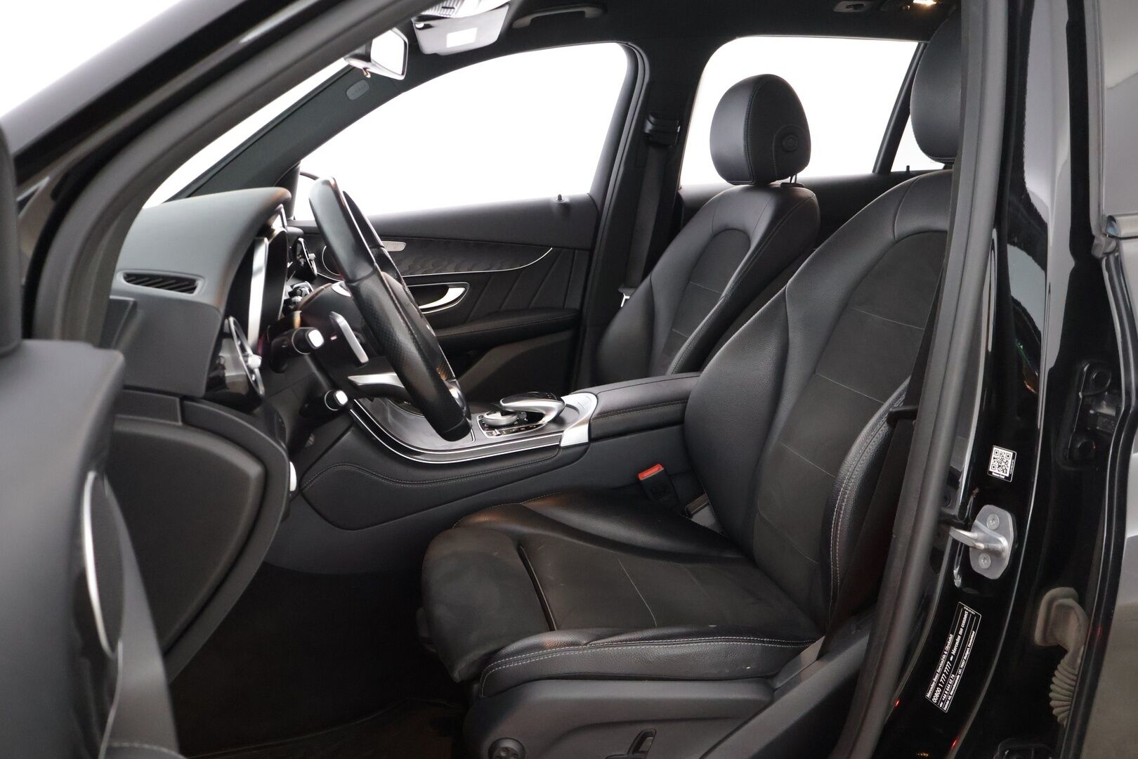 Mercedes-Benz GLC 2017 350 e 4Matic A Premium Business AMG* Nahka-alcantarat / Vakkari / Koukku / P.tutkat / Sähkökontti * - * Kahdet renkaat omilla alumiinivanteilla! *