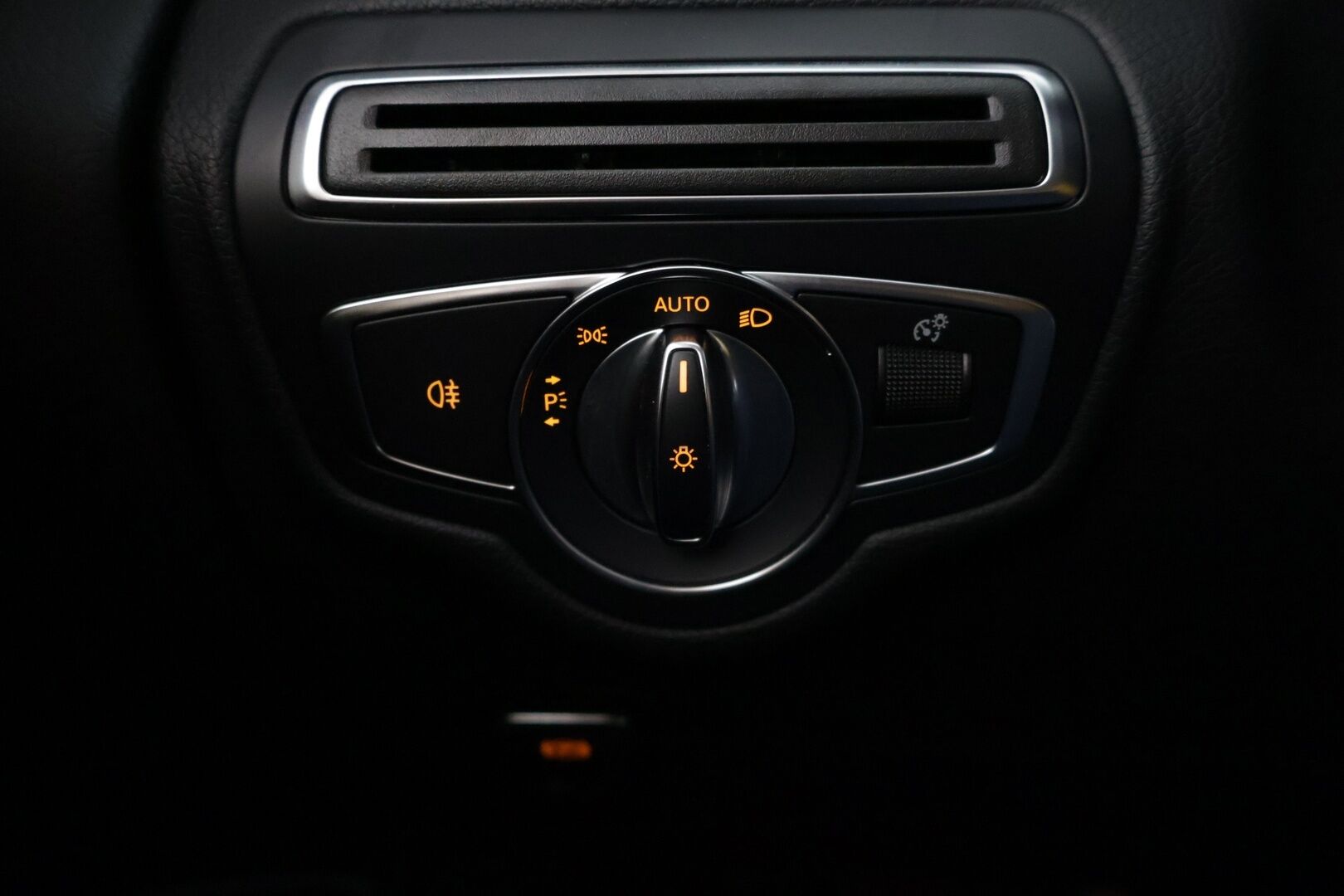 Mercedes-Benz GLC 2017 350 e 4Matic A Premium Business AMG * Nahka-alcantarat / Vakkari / Koukku / P.tutkat / Neliveto * - Näyttävä AMG paketilla! / Kahdet renkaat omilla alumiinivanteilla! - Osta nyt, maksa vasta ensi vuonna