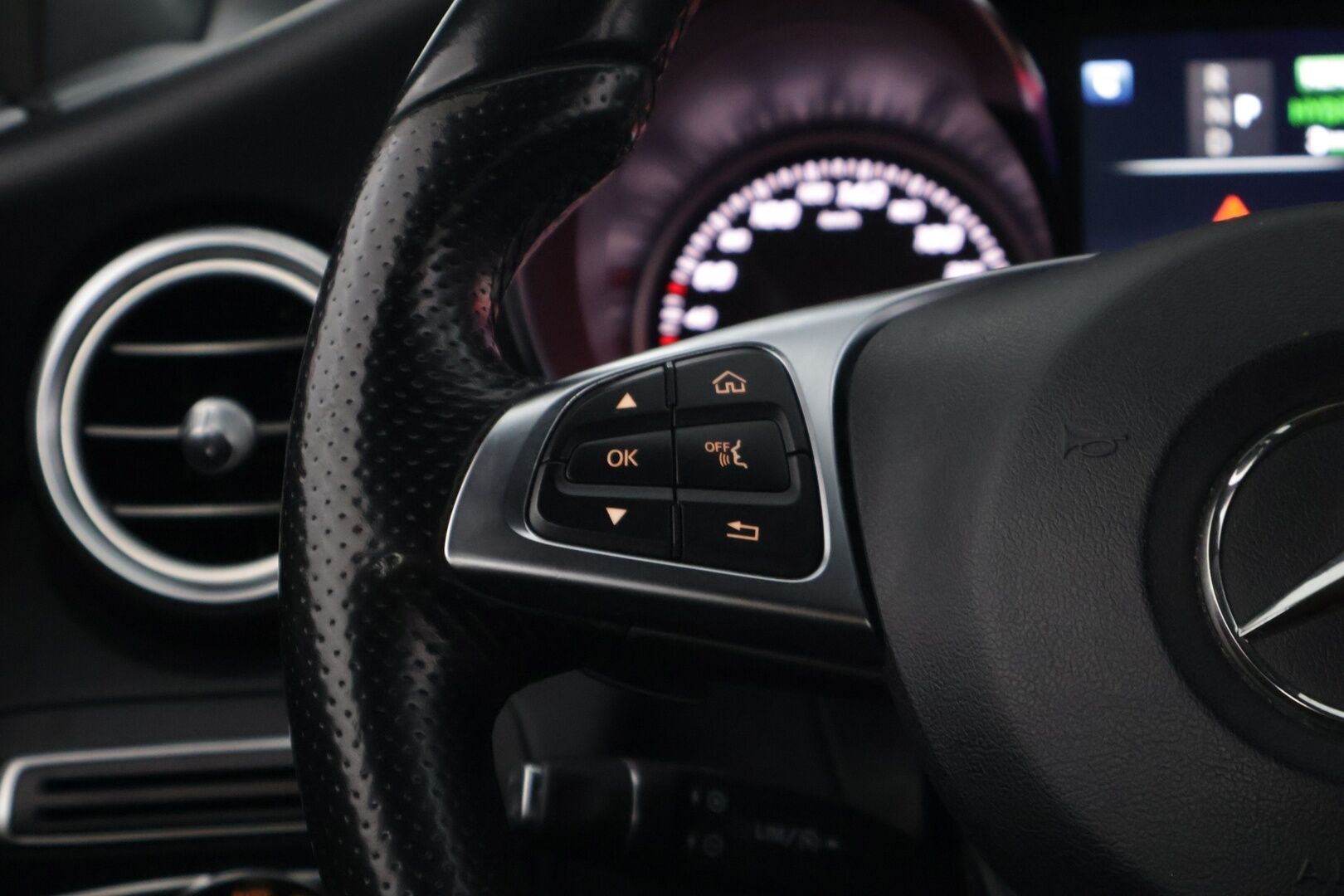 Mercedes-Benz GLC 2017 350 e 4Matic A Premium Business AMG *Night Package / Nahka-alcantara / Vakkari / Koukku / P. Tutkat* - Näyttävällä AMG- paketilla! / Kahdet renkaat omilla alumiinivanteilla! 