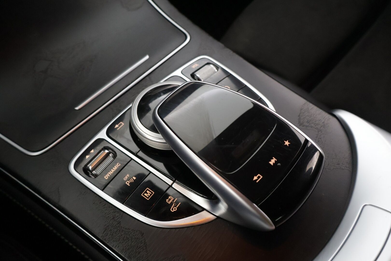 Mercedes-Benz GLC 2017 350 e 4Matic A Premium Business AMG* Nahka-alcantarat / Vakkari / Koukku / P.tutkat / Sähkökontti * - * Kahdet renkaat omilla alumiinivanteilla! *