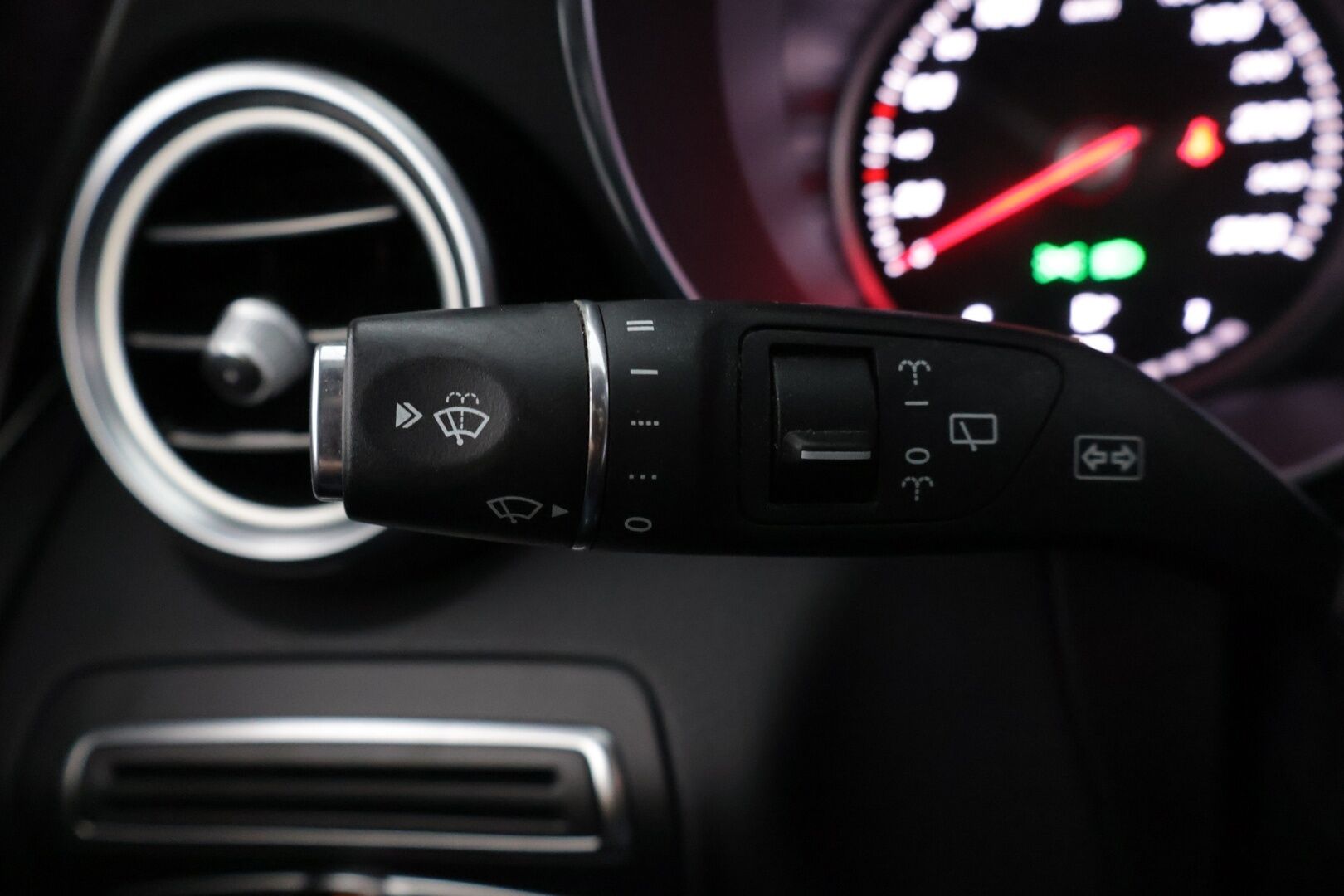 Mercedes-Benz GLC 2017 350 e 4Matic A Premium Business AMG *Night Package / Nahka-alcantara / Vakkari / Koukku / P. Tutkat* - Näyttävällä AMG- paketilla! / Kahdet renkaat omilla alumiinivanteilla! 