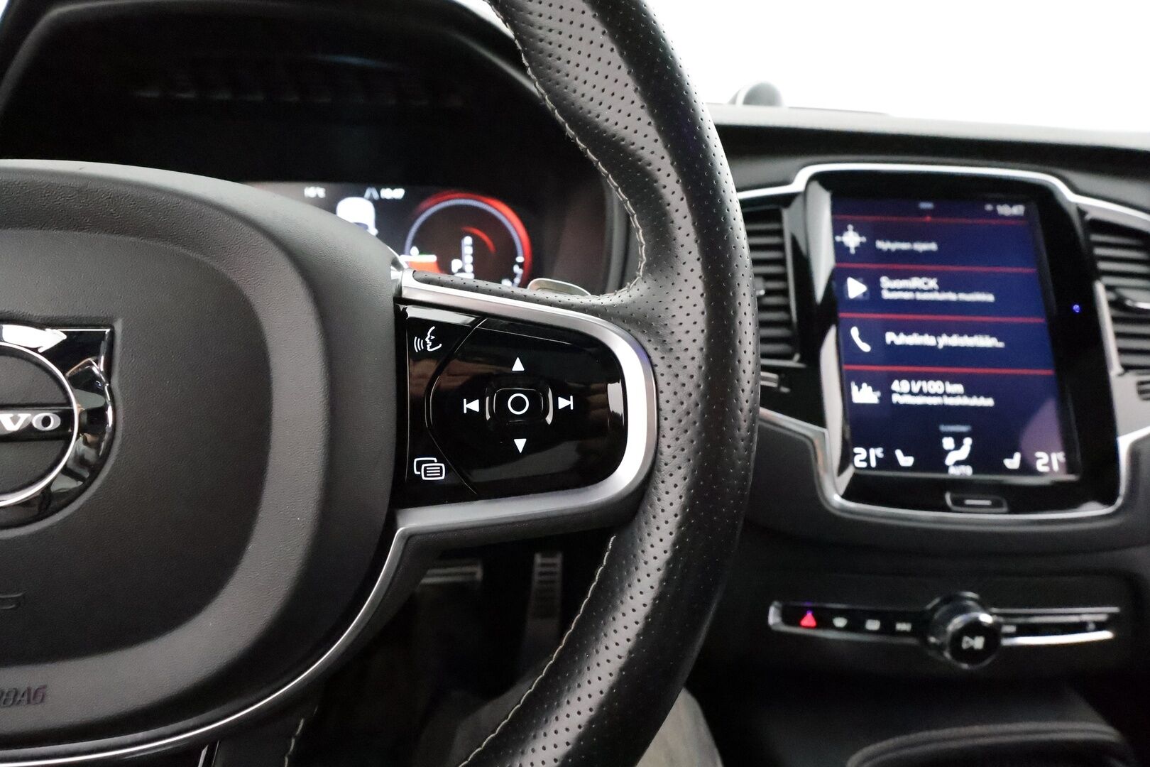 Volvo XC90 2018 T8 Twin Engine AWD R-Design aut** B&W / HUD / panorama / Adapt.vakkari / 360 Kamera / Muistipenkit / Ilmaalusta - 3,99 % KORKOTARJOUS TÄHÄN AUTOON - Sporttipenkit / AppleCarPlay / Merkkihuollettu