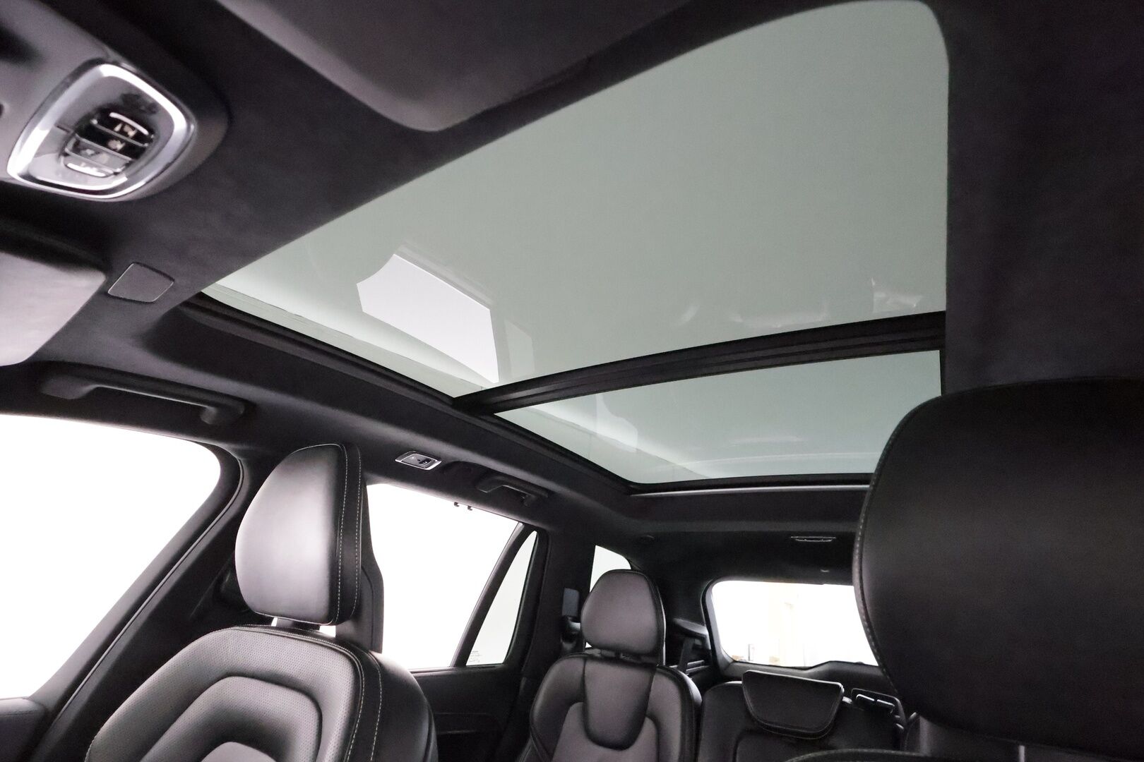 Volvo XC90 2018 T8 Twin Engine AWD R-Design aut** B&W / HUD / panorama / Adapt.vakkari / 360 Kamera / Muistipenkit / Ilmaalusta - 3,99 % KORKOTARJOUS TÄHÄN AUTOON - Sporttipenkit / AppleCarPlay / Merkkihuollettu
