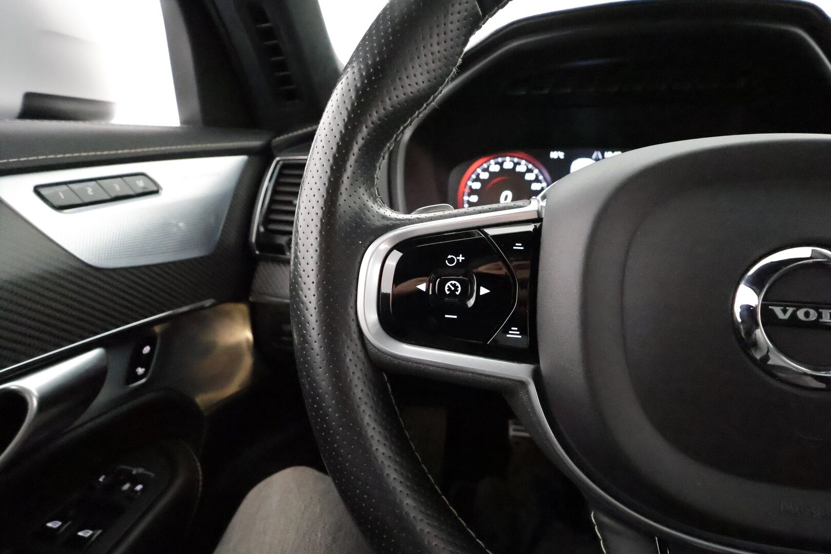 Volvo XC90 2018 T8 Twin Engine AWD R-Design aut** B&W / HUD / panorama / Adapt.vakkari / 360 Kamera / Muistipenkit / Ilmaalusta - 3,99 % KORKOTARJOUS TÄHÄN AUTOON - Sporttipenkit / AppleCarPlay / Merkkihuollettu