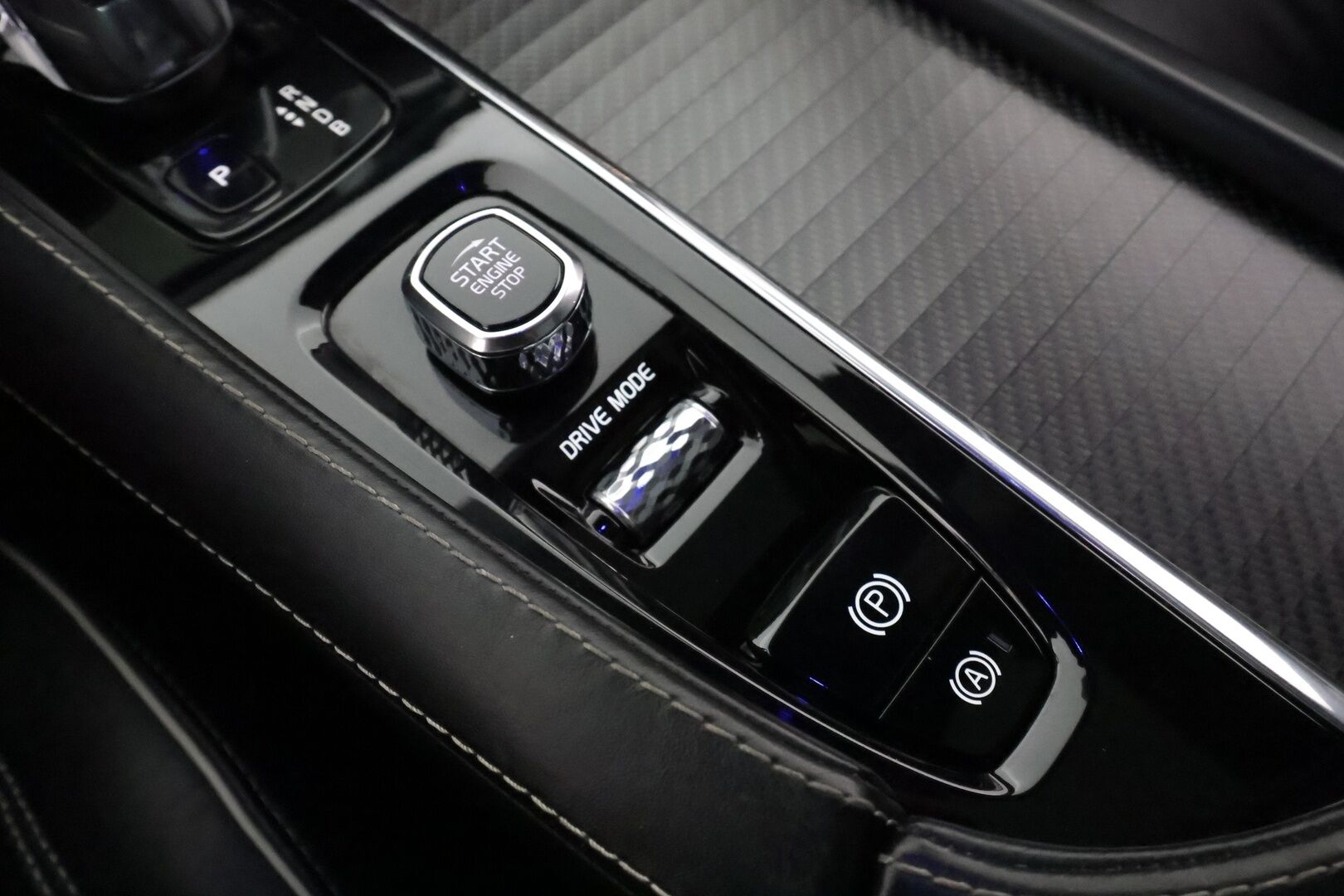 Volvo XC90 2018 T8 Twin Engine AWD R-Design aut** B&W / HUD / panorama / Adapt.vakkari / 360 Kamera / Muistipenkit / Ilmaalusta - 3,99 % KORKOTARJOUS TÄHÄN AUTOON - Sporttipenkit / AppleCarPlay / Merkkihuollettu