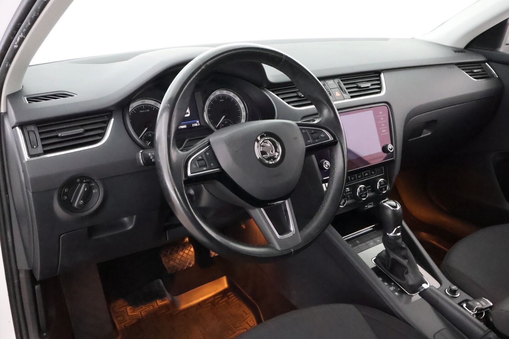 Skoda Octavia 2020 Combi 1,5 TSI G-TEC Style BusinessLine DSG Autom. * Webasto / Adapt.Vakkari / Suomiauto / Peruutuskamera / Vetokoukku - Lämmitettävä tuulilasi / BLIS / Hyvät varusteet / Juuri tullut Tampereelle!
