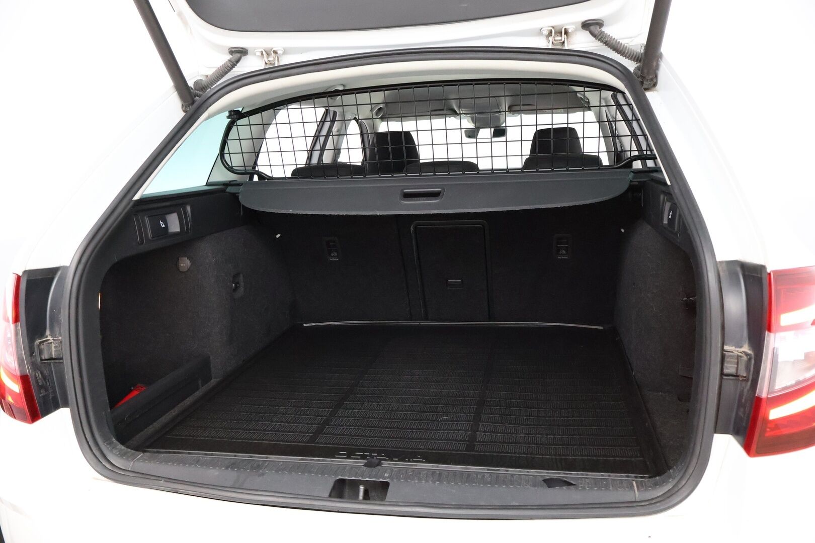 Skoda Octavia 2020 Combi 1,5 TSI G-TEC Style BusinessLine DSG Autom. * Webasto / Adapt.Vakkari / Suomiauto / Peruutuskamera / Vetokoukku - Lämmitettävä tuulilasi / BLIS / Hyvät varusteet / Juuri tullut Tampereelle!