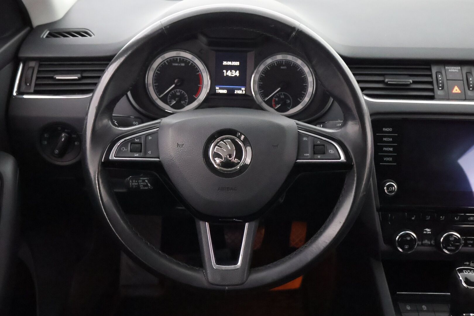 Skoda Octavia 2020 Combi 1,5 TSI G-TEC Style BusinessLine DSG Autom. * Webasto / Adapt.Vakkari / Suomiauto / Peruutuskamera / Vetokoukku - Lämmitettävä tuulilasi / BLIS / Hyvät varusteet / Juuri tullut Tampereelle!