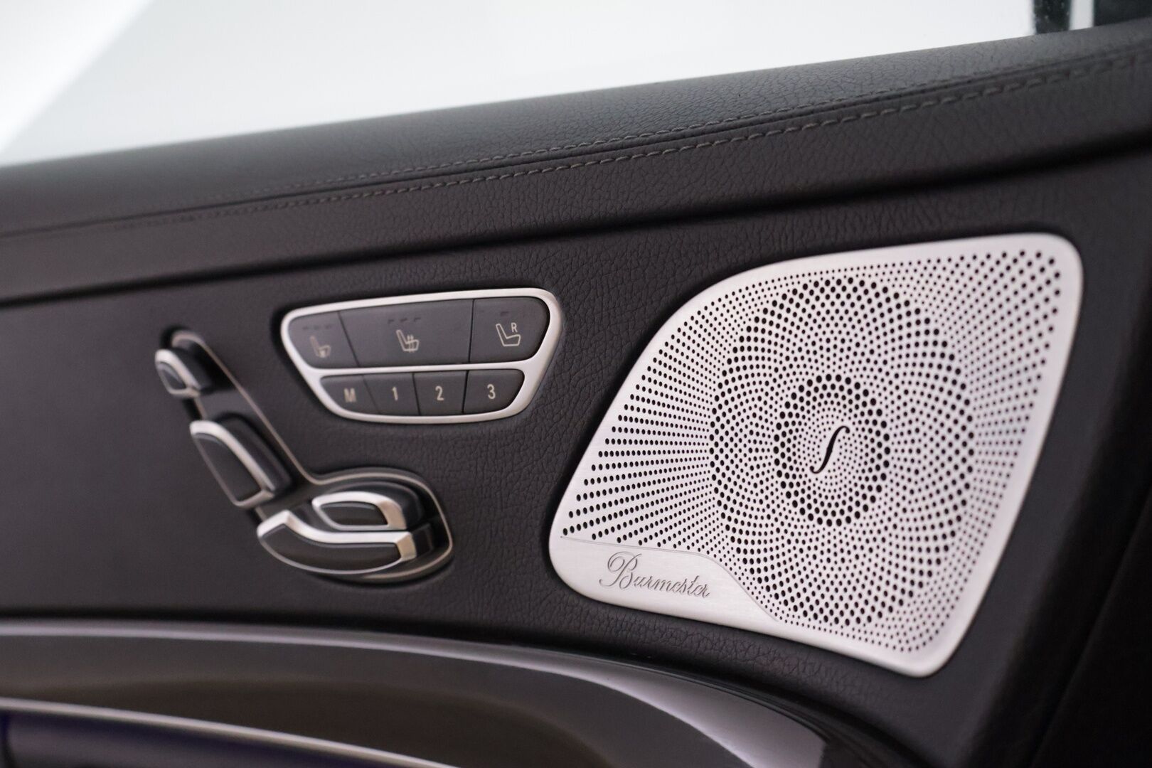 Mercedes-Benz S 2015 350 BLUETEC 4MATIC Sedan *Webasto / DTR+ / Burmester / 360° / Panorama / Imuovet / BLIS / Koukku / ILS / HUD / IHC+* - Ilmastoidut, dynaamiset ja hierovat muistipenkit / Merkkihuollettu / Ambient Light / Ilma-alusta / Digimittaristo 