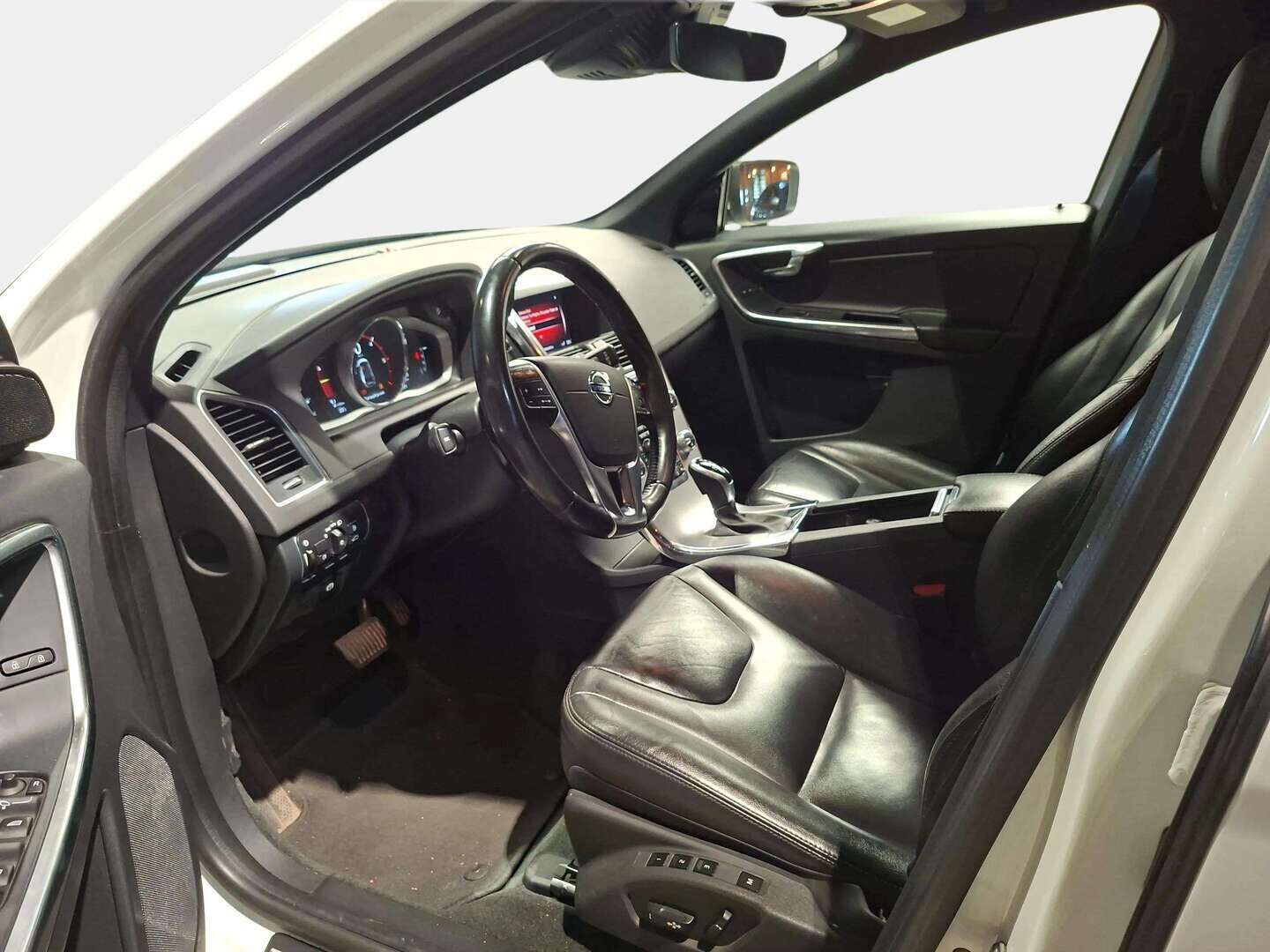 Volvo XC60 2017 D4 AWD Classic Summum aut - Webasto | Adapt.Vakkari | Panoraama | Peruutuskamera | High Perf Audio | Nahkasisusta | SUPERVARUSTEET!