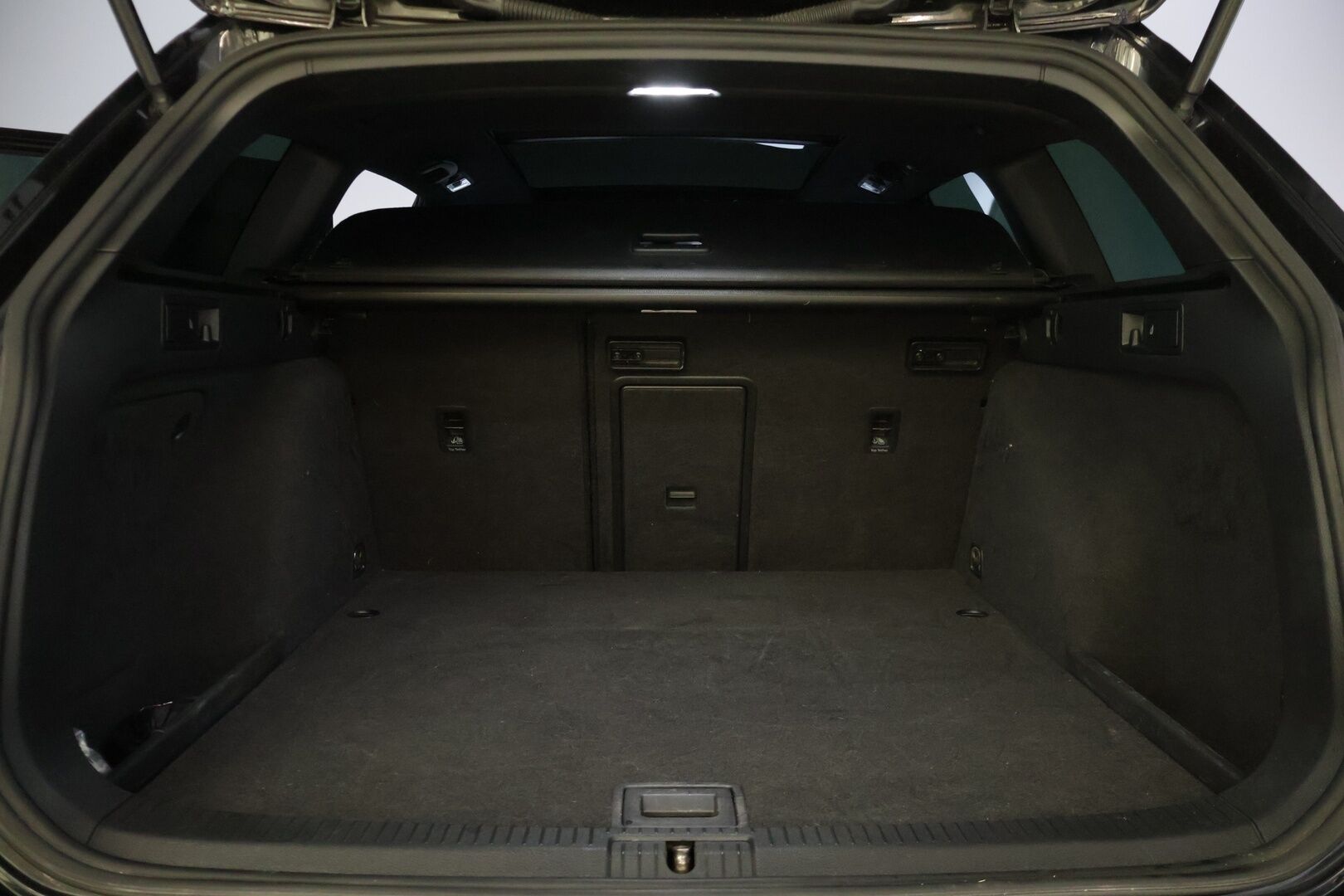 Volkswagen Golf 2018 Variant R 2,0 TSI 228 kW (310 hv) 4MOTION aut. - | Facelift | Panorama | DynAudio | Kessy | Digimittaristo | ACC | Tutkat | DCC | 20" Vossen | BLIS | Adapt. LED |