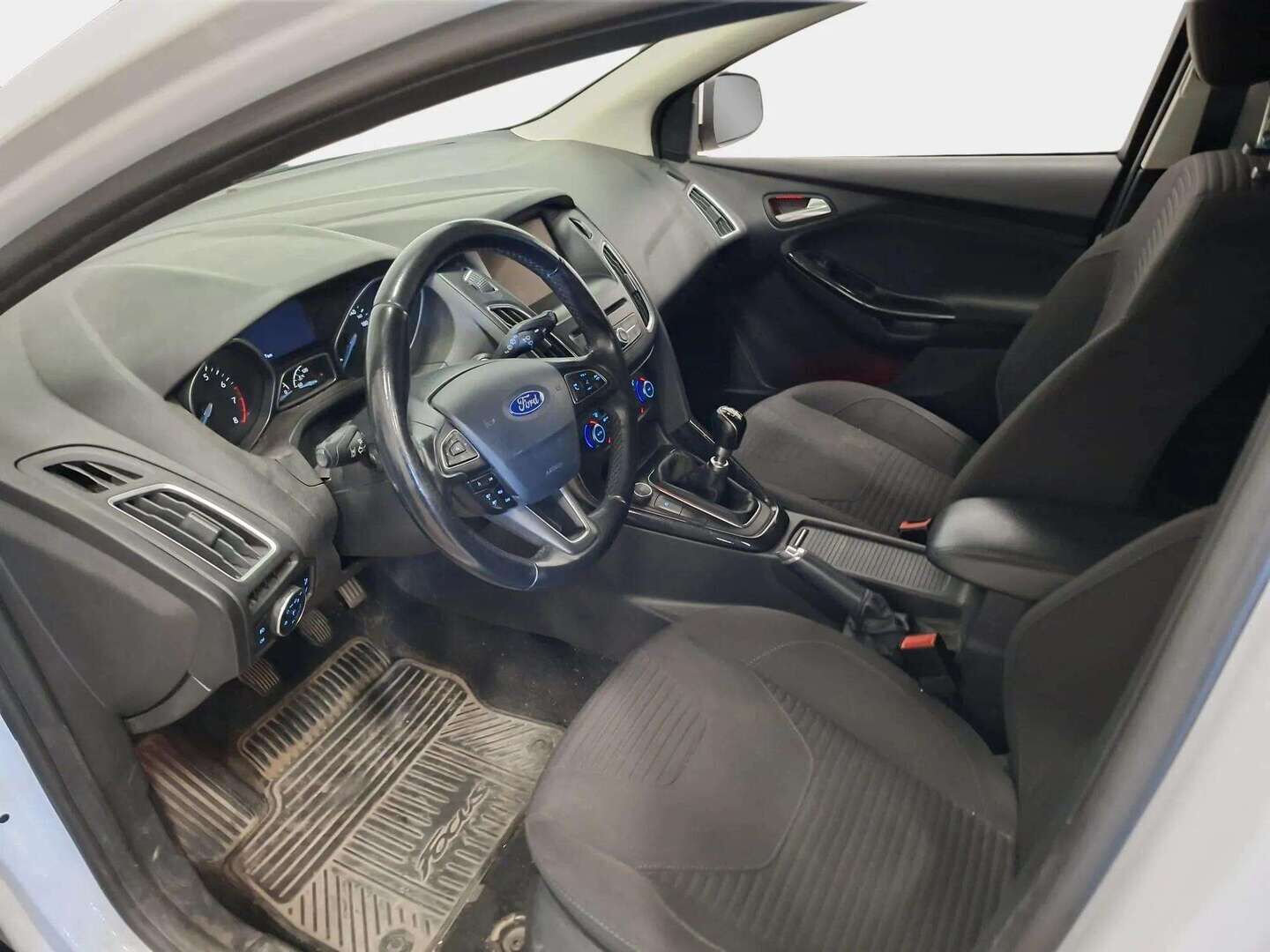 Ford Focus 2016 1,0 EcoBoost 125 hv start/stop M6 Black 5-ovinen - | Hihna vaihdettu 08/26 | Vakkari | Lohko | Huoltokirja | Lämmitettävä tuulilasi | 2x renkaat vanteilla | Bluetooth | 